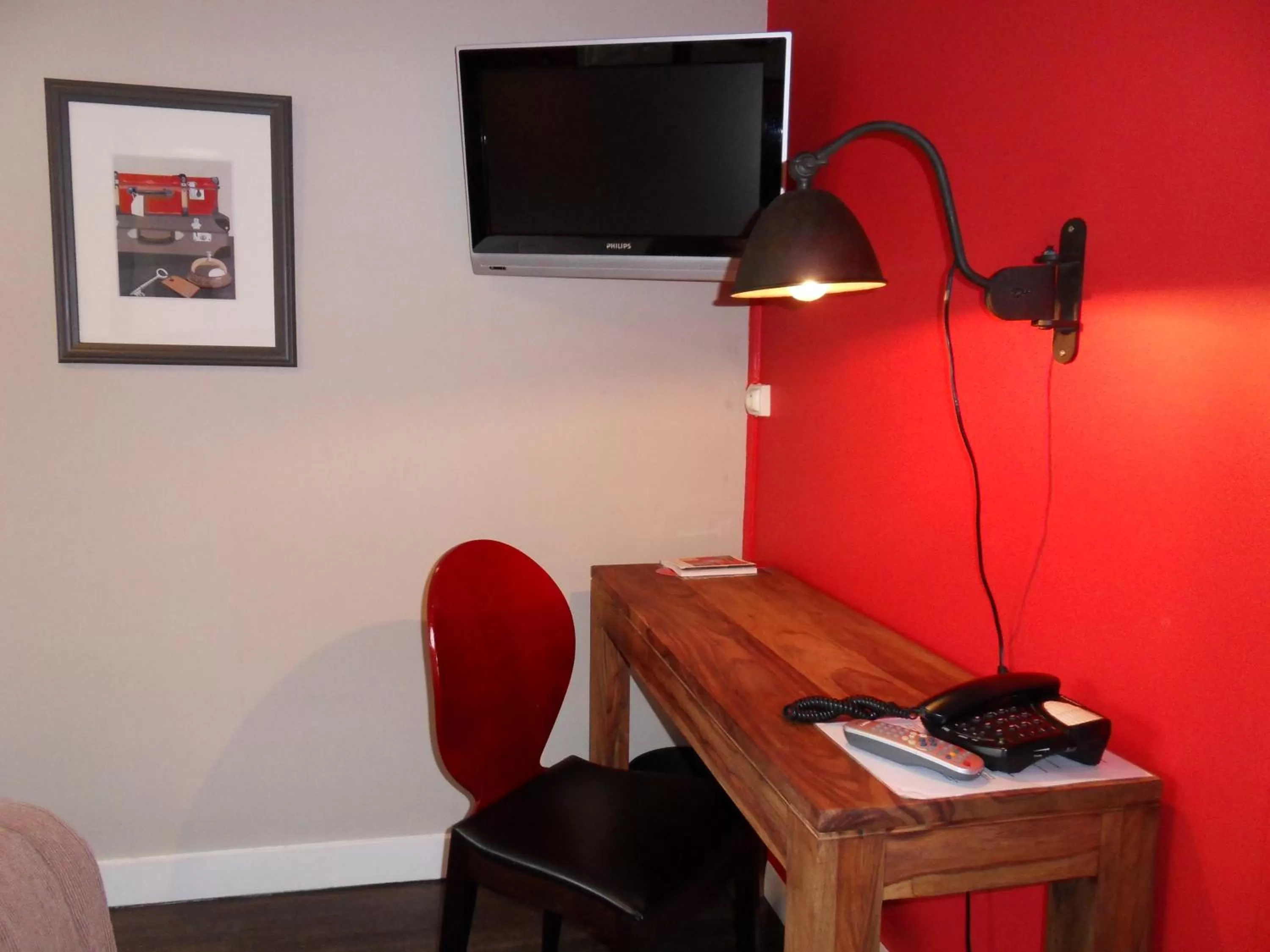 TV and multimedia in Hotel Des Cedres