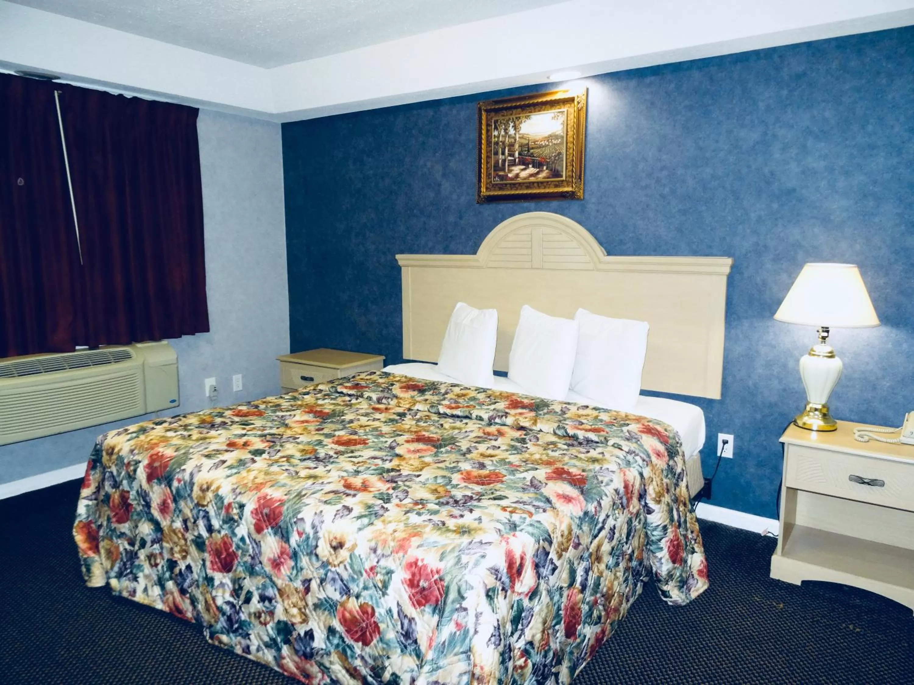 Bed in Village Inn & Suites - Smithville