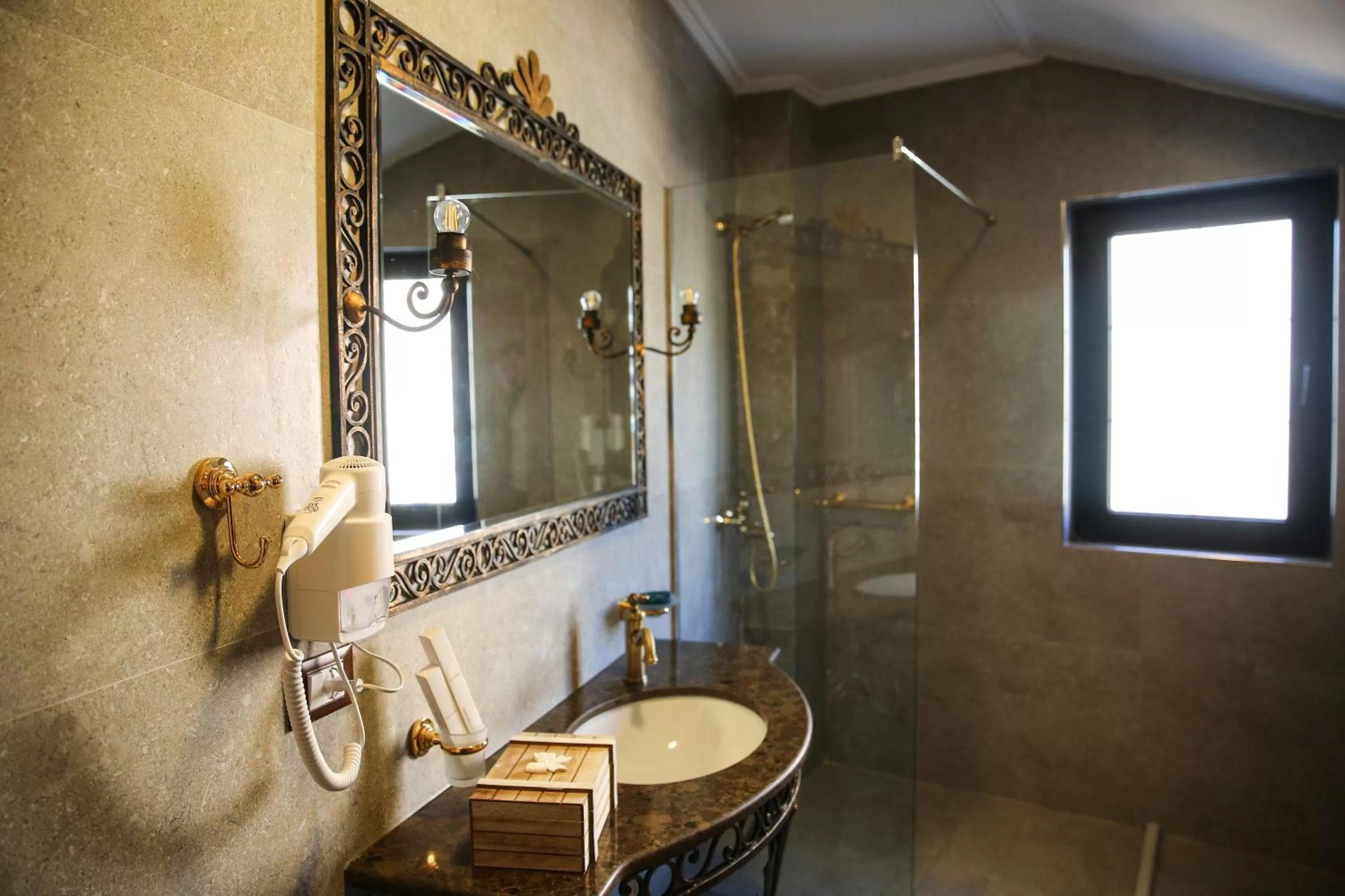 Shower in Hotel Epidamn Boutique & Spa