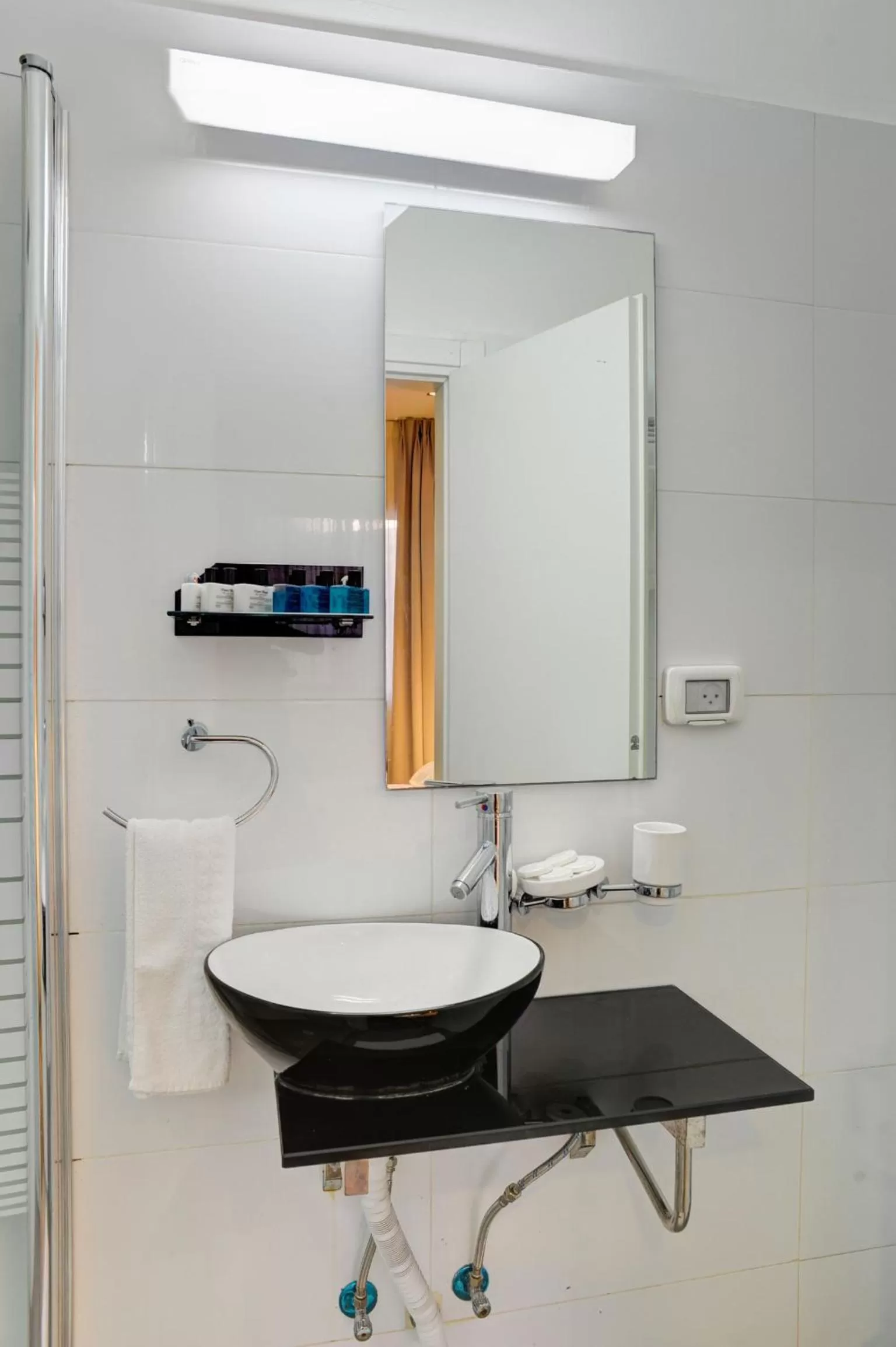Bathroom in Geula Suites BY RAPHAEL HOTELS