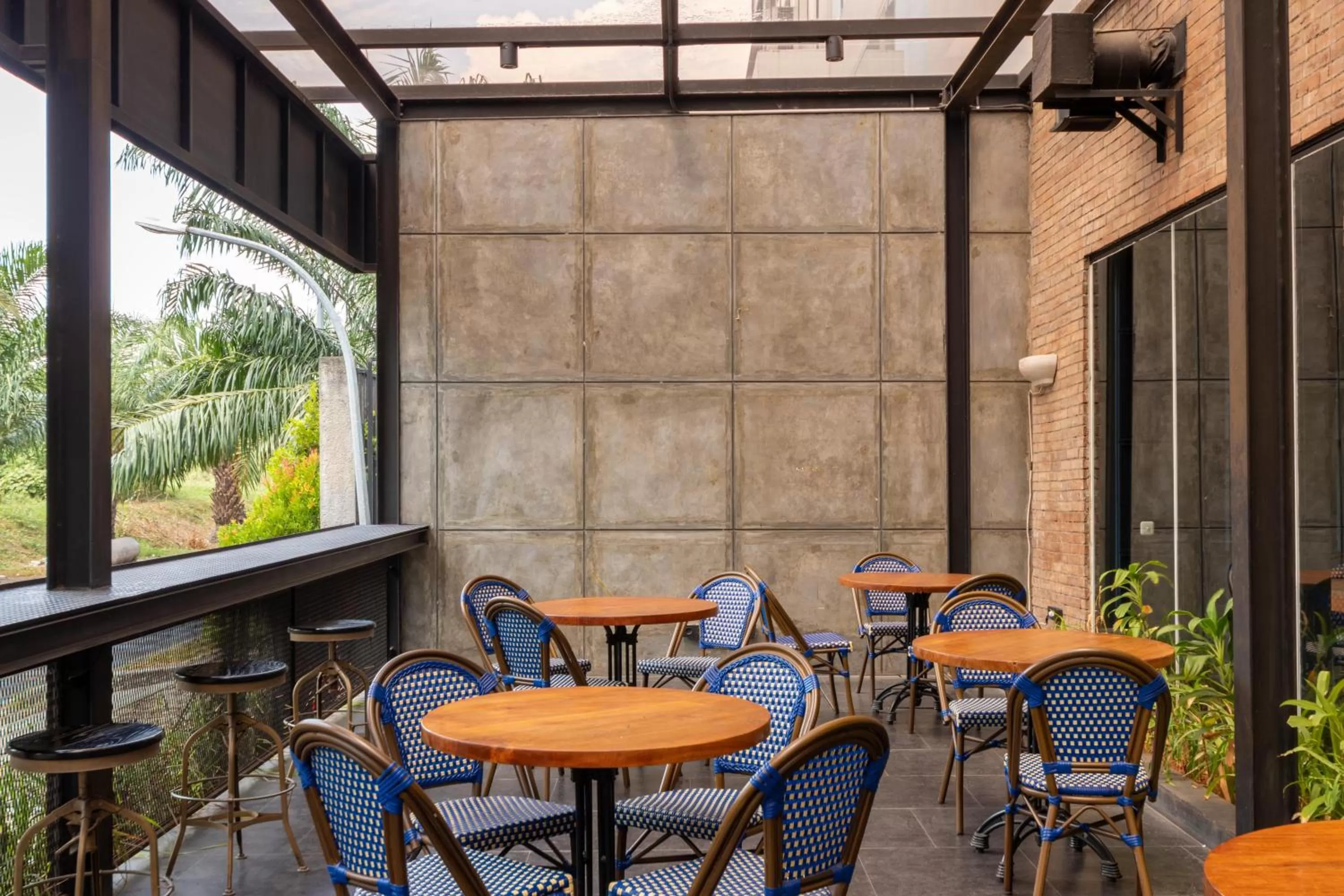 Restaurant/places to eat in Antero Hotel Jababeka Cikarang