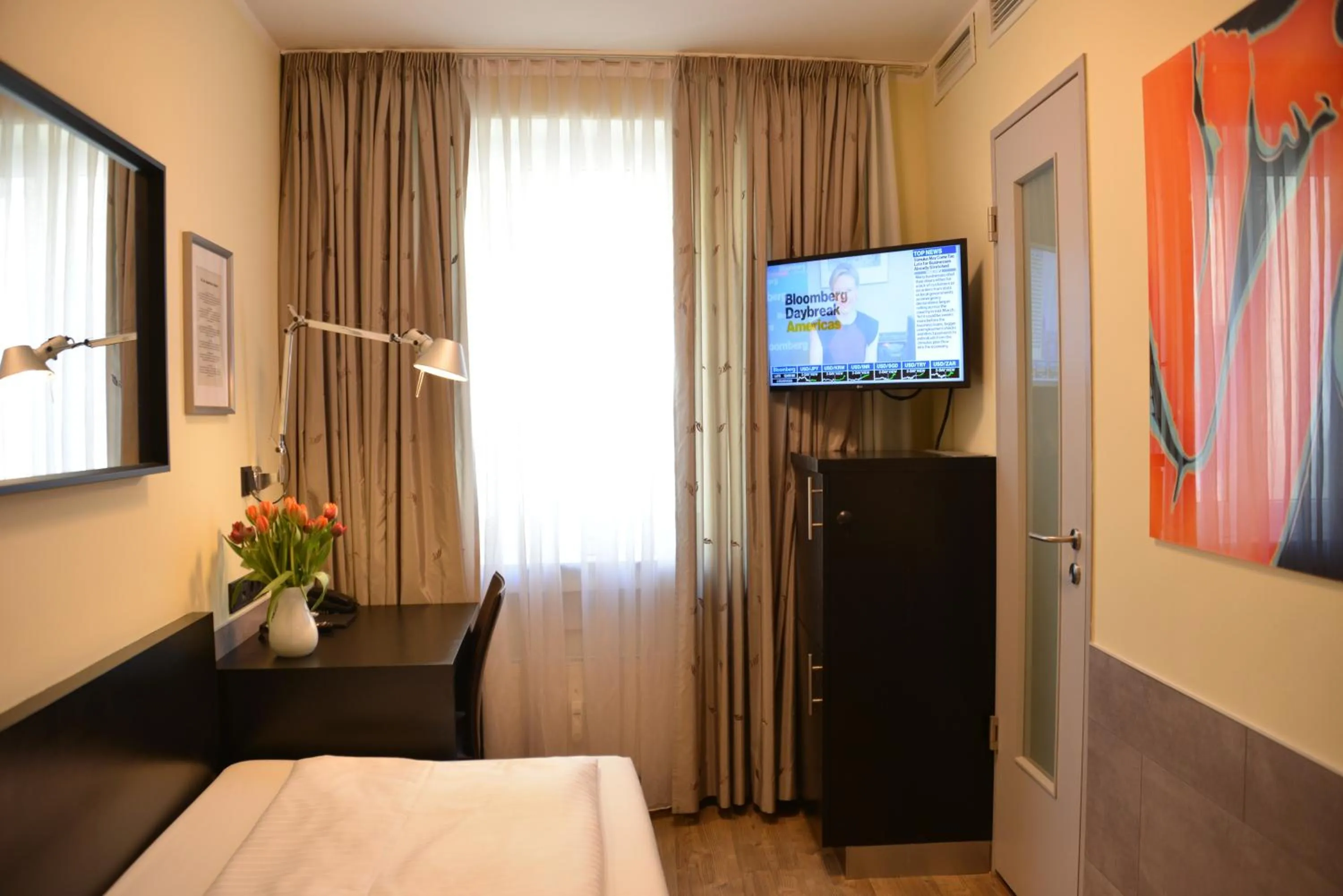 Communal lounge/ TV room, Bed in Belle Blue Zentrum