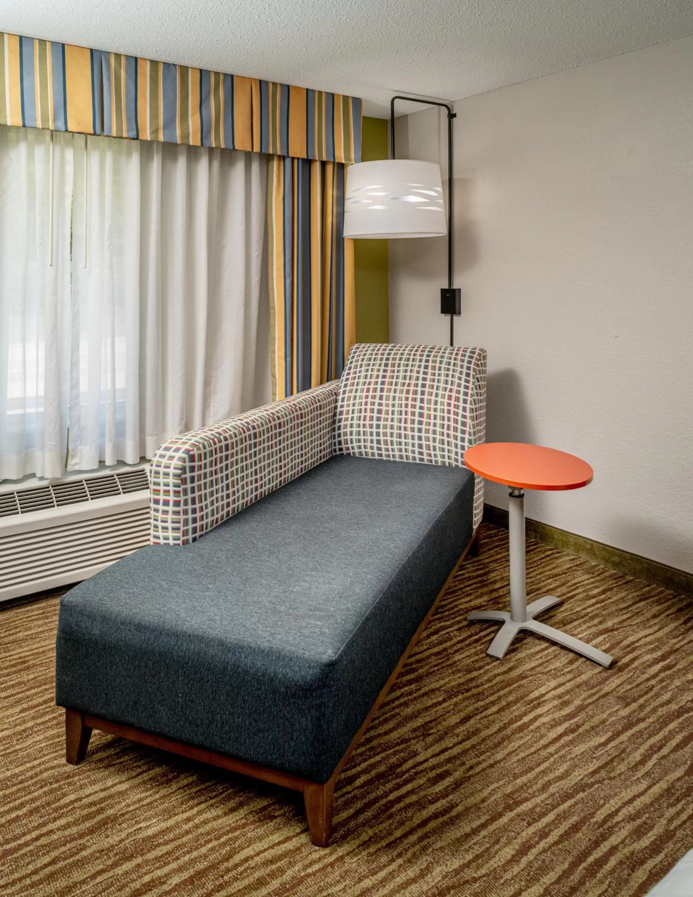 Seating area, Bed in Holiday Inn Express and Suites Pikeville by IHG