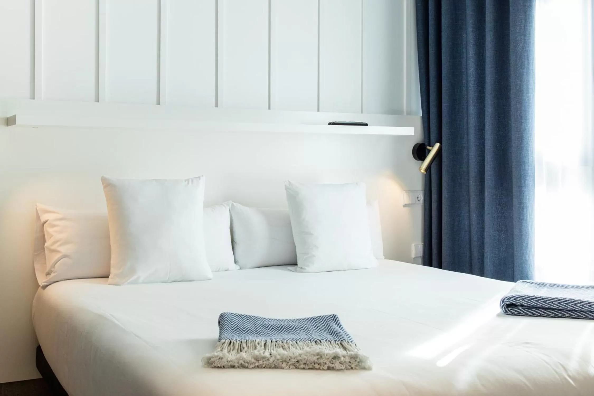 Bed in Ramirez Flats Valencia