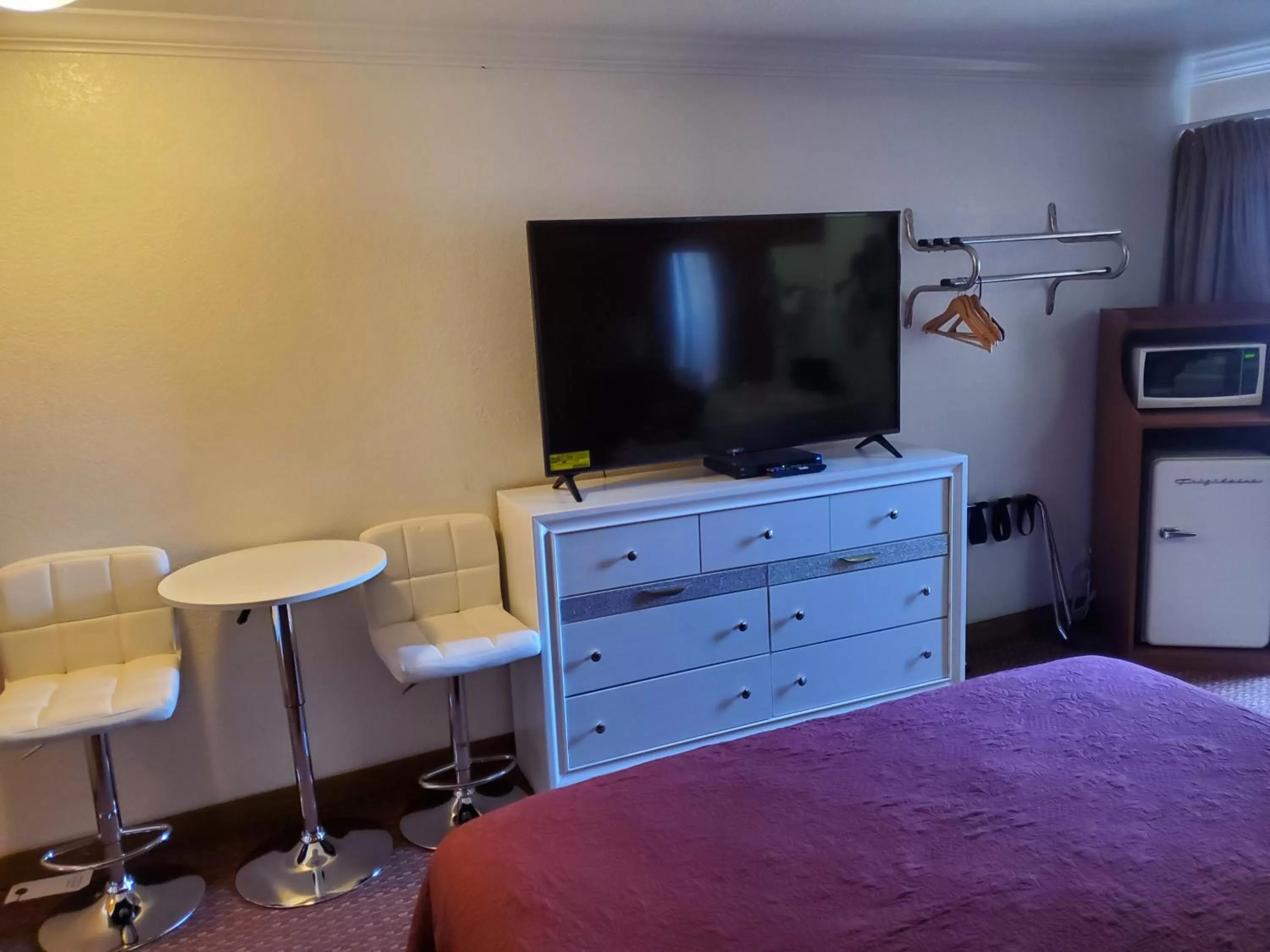 TV and multimedia, Bed in Americana Inn Motel