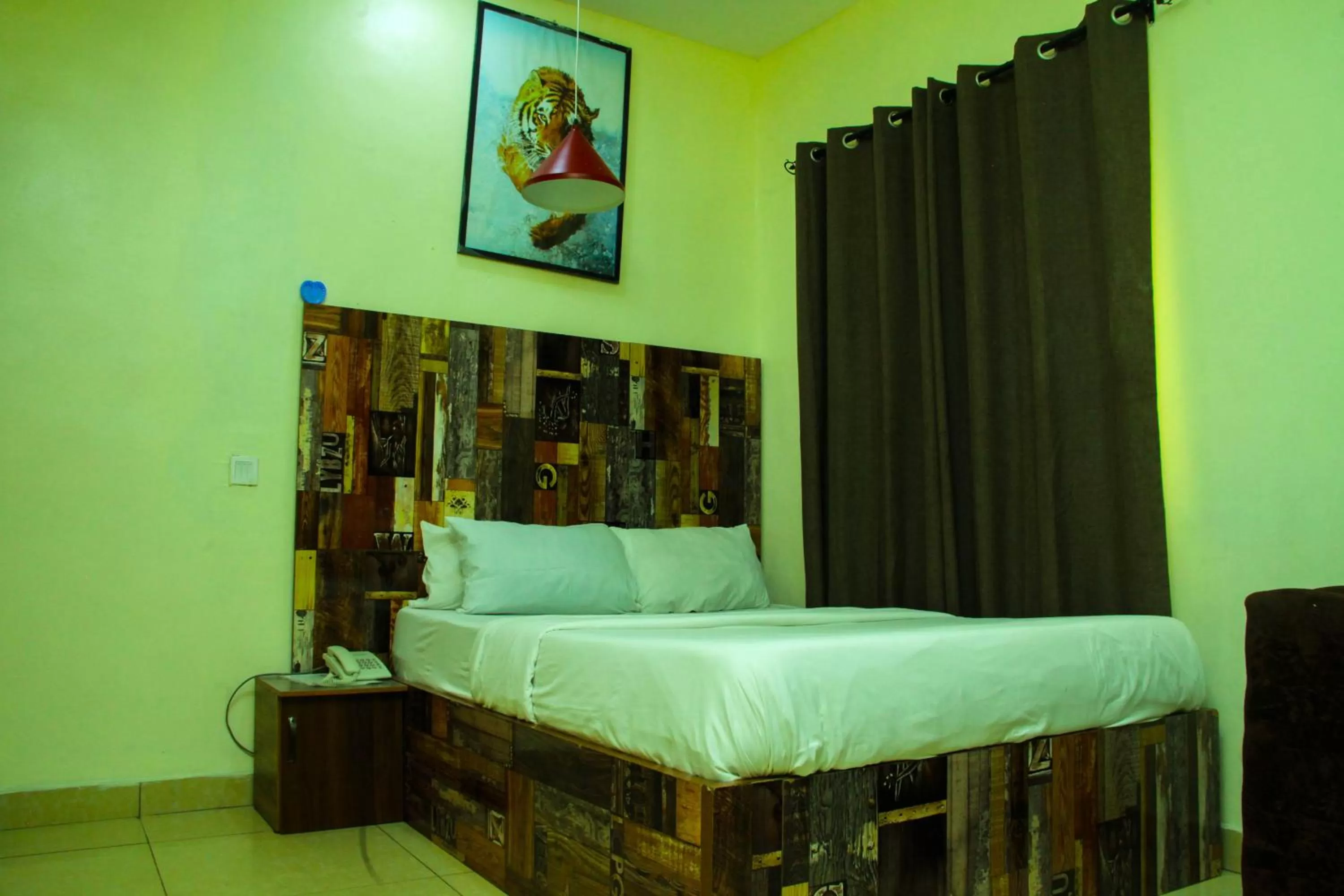 Bed in ONTARIO SUITES