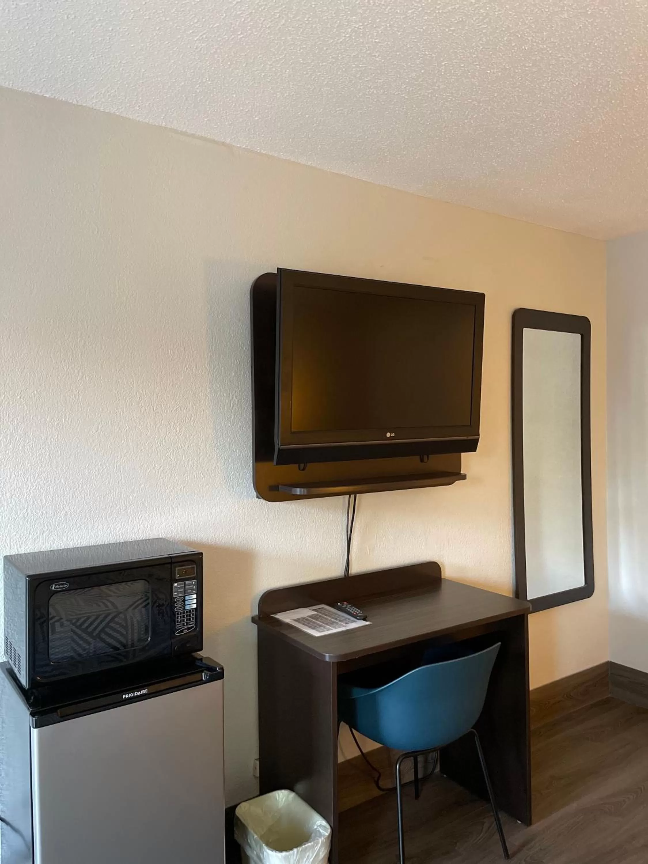 TV and multimedia in Motel 6 Birmingham, AL - Medical Center - Inverness Hwy 280