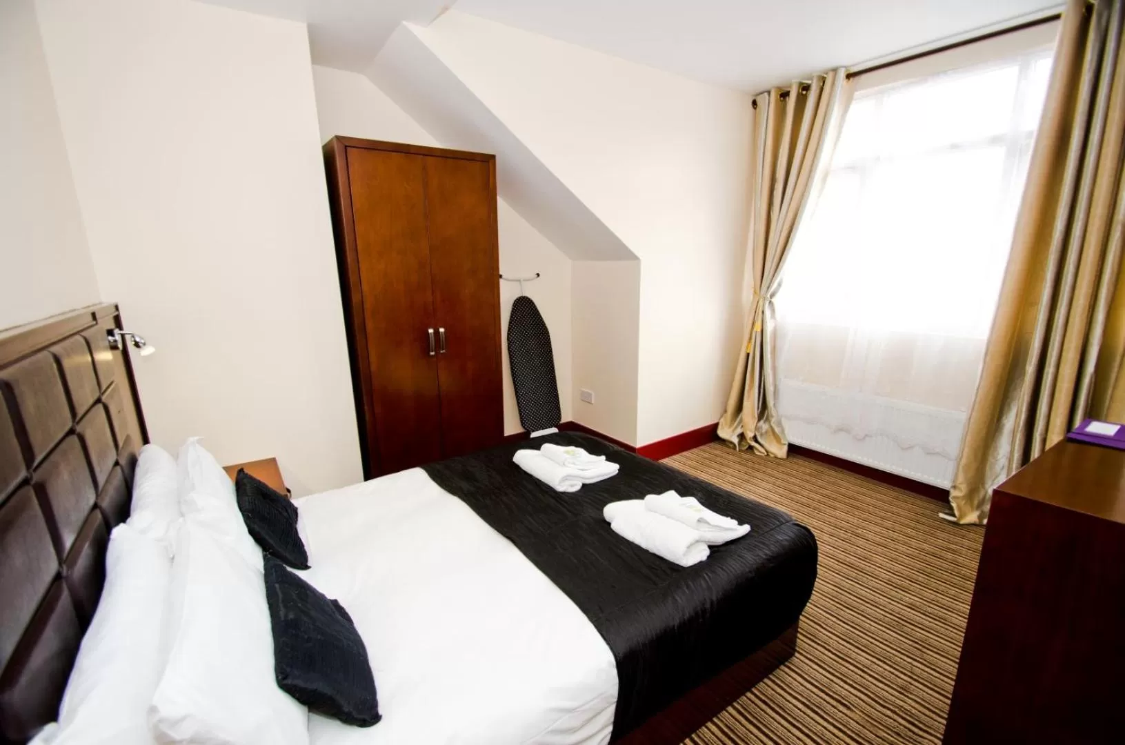 Bed in William's Hillsborough Apartments