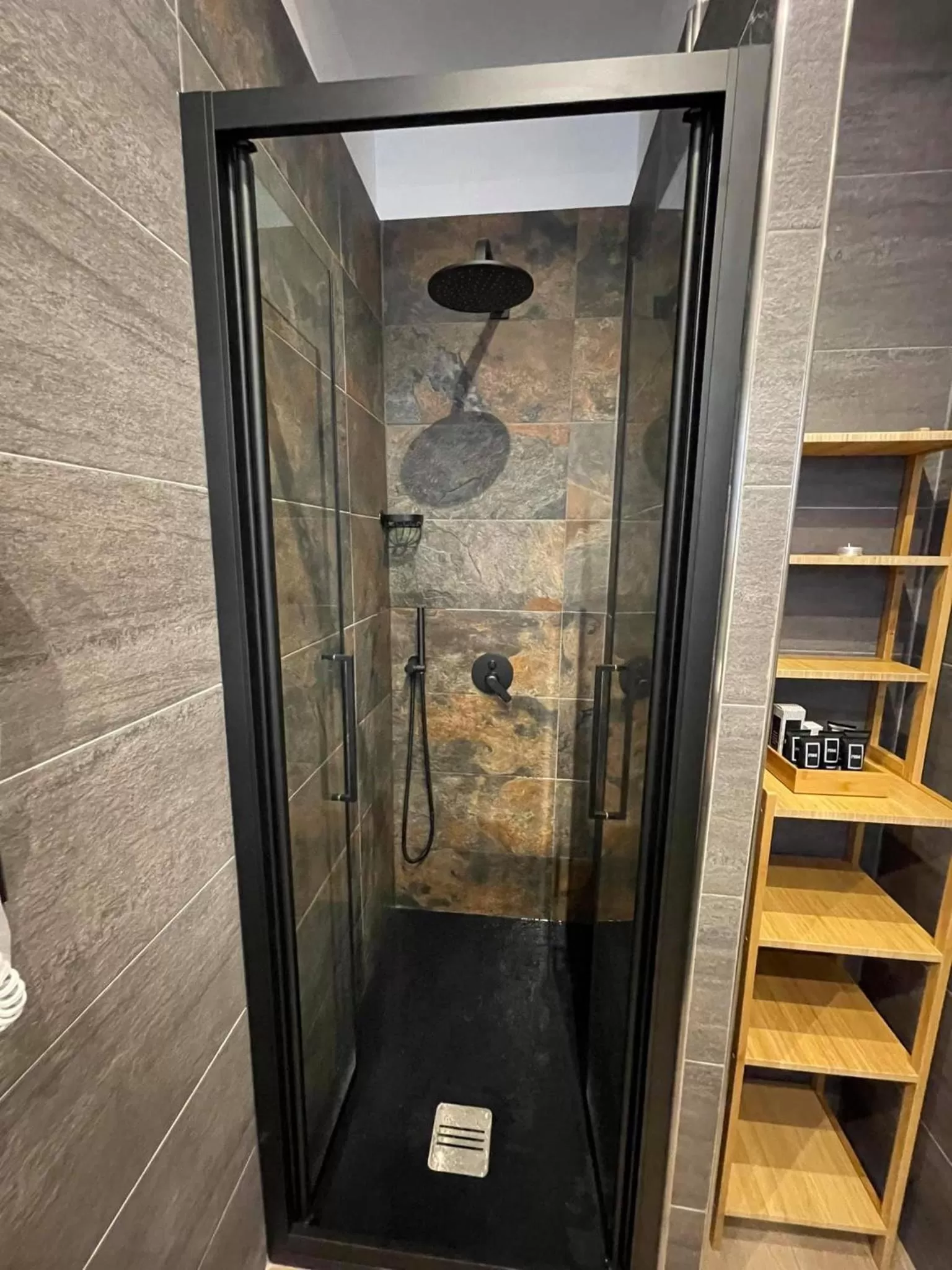 Shower in Pompeii Central Home