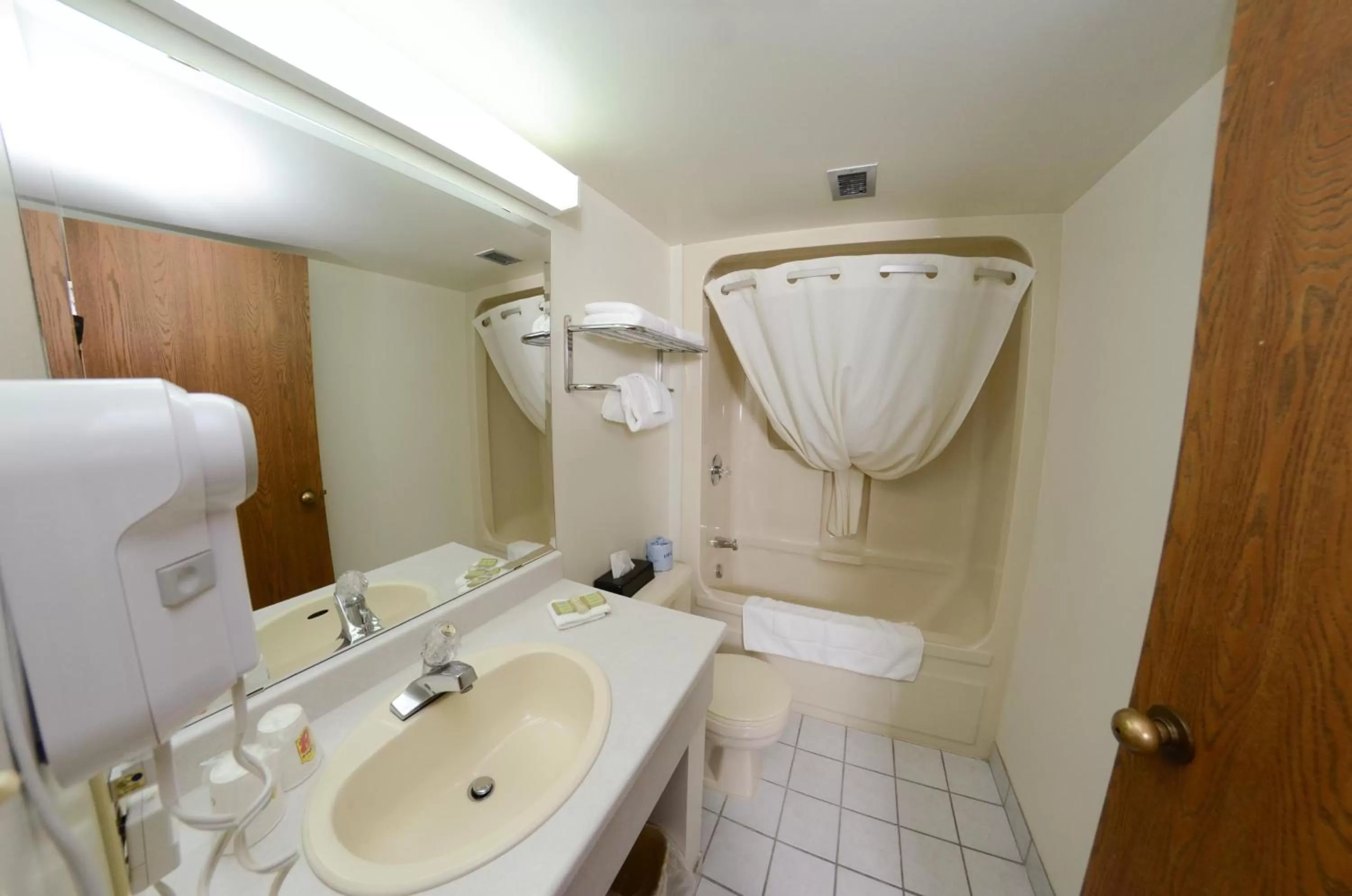 Bathroom in Super 8 by Wyndham North Bay