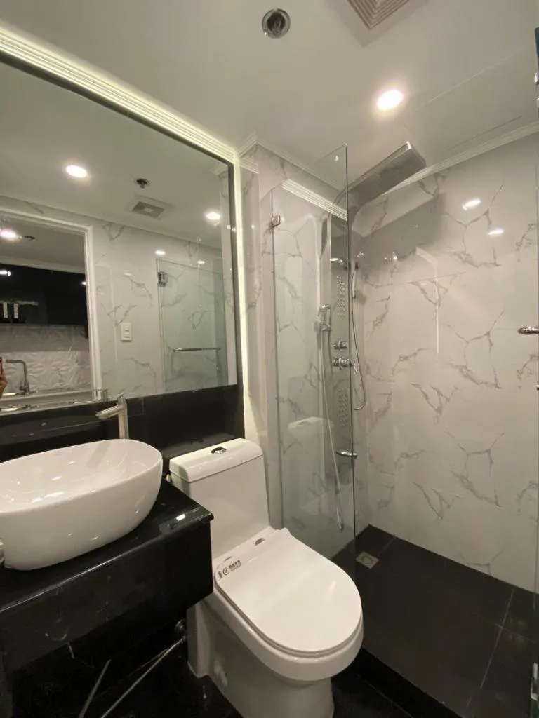 Shower, Bathroom in Mpt Suites