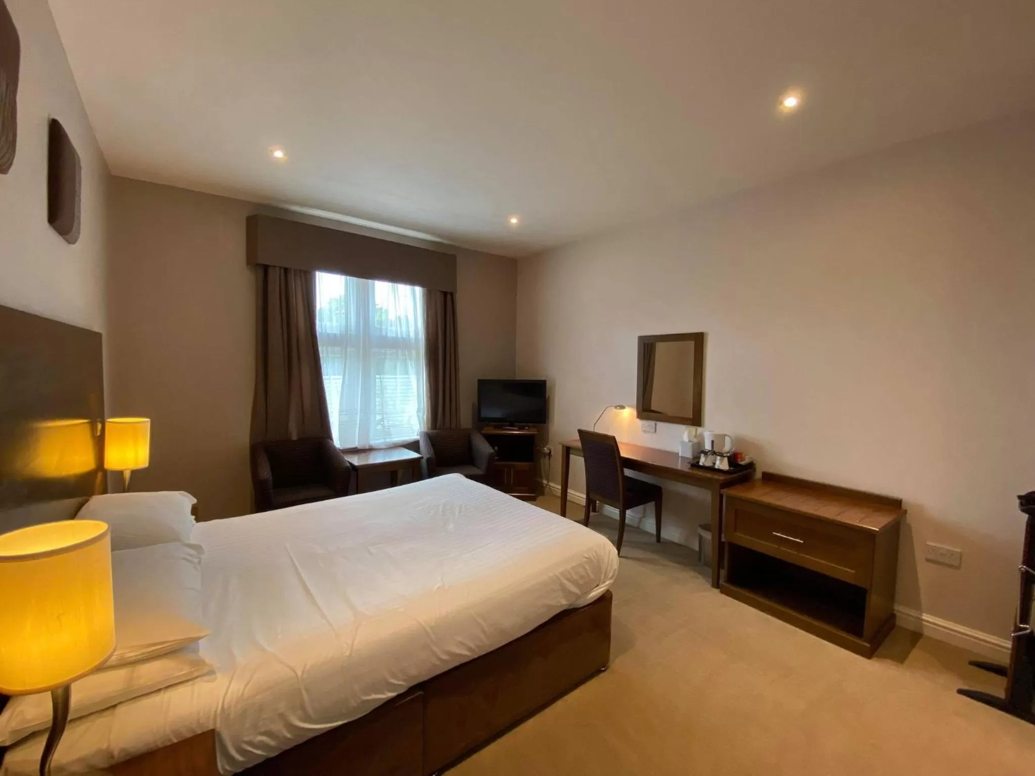 Bedroom, Bed in Cave Castle Hotel