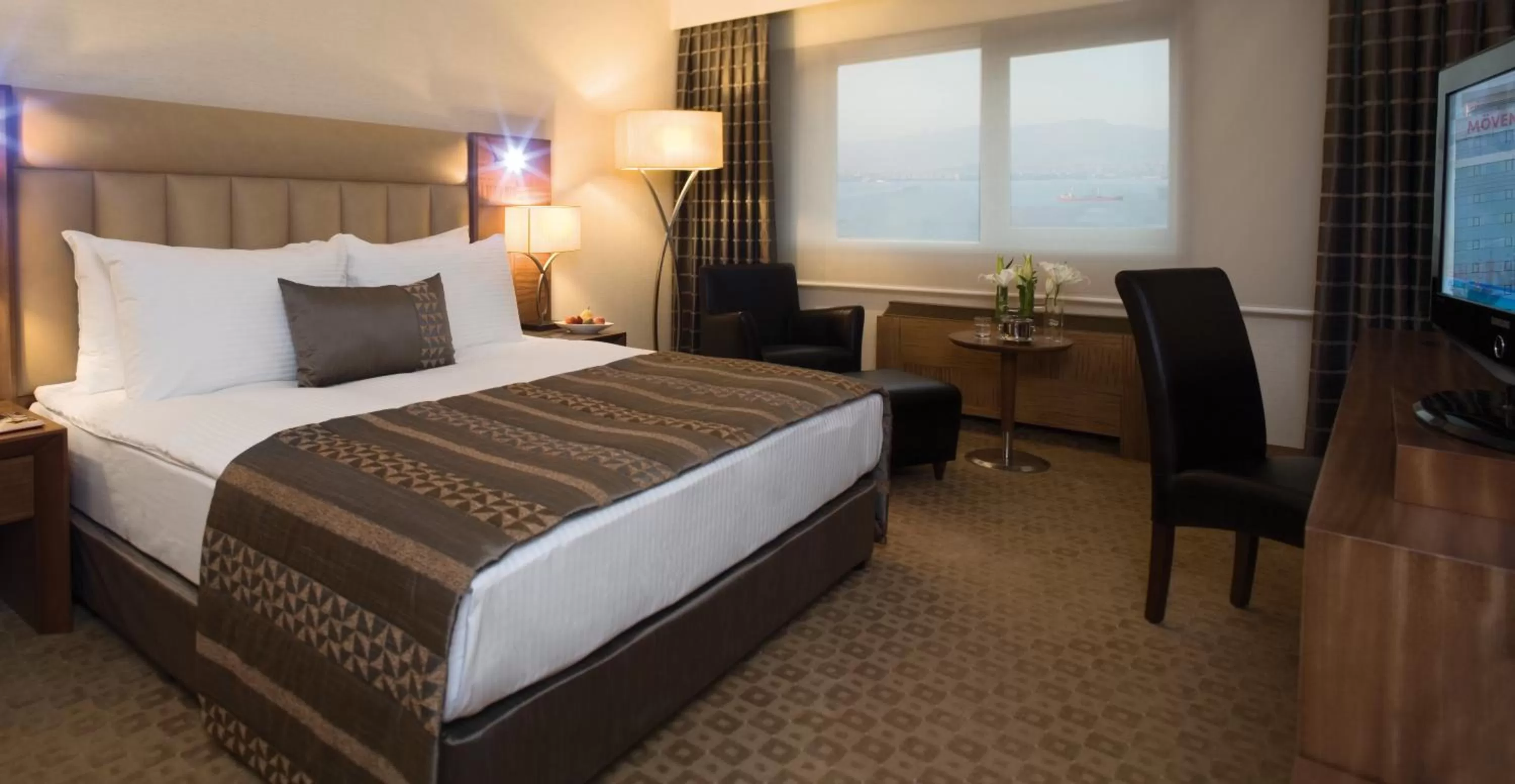Bed in Mövenpick Hotel Izmir