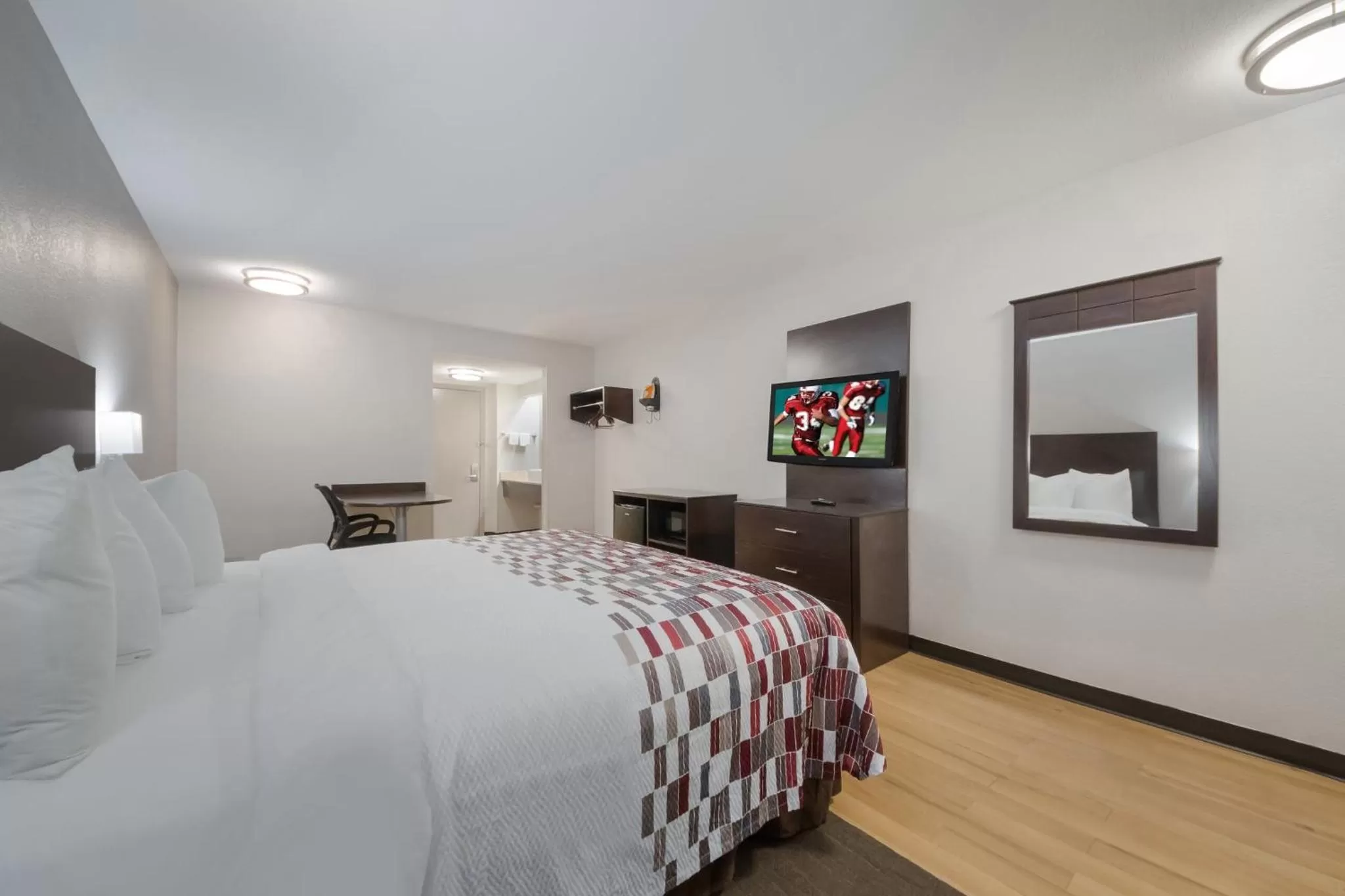 Bedroom, Bed in Red Roof Inn San Antonio - Seaworld Northwest