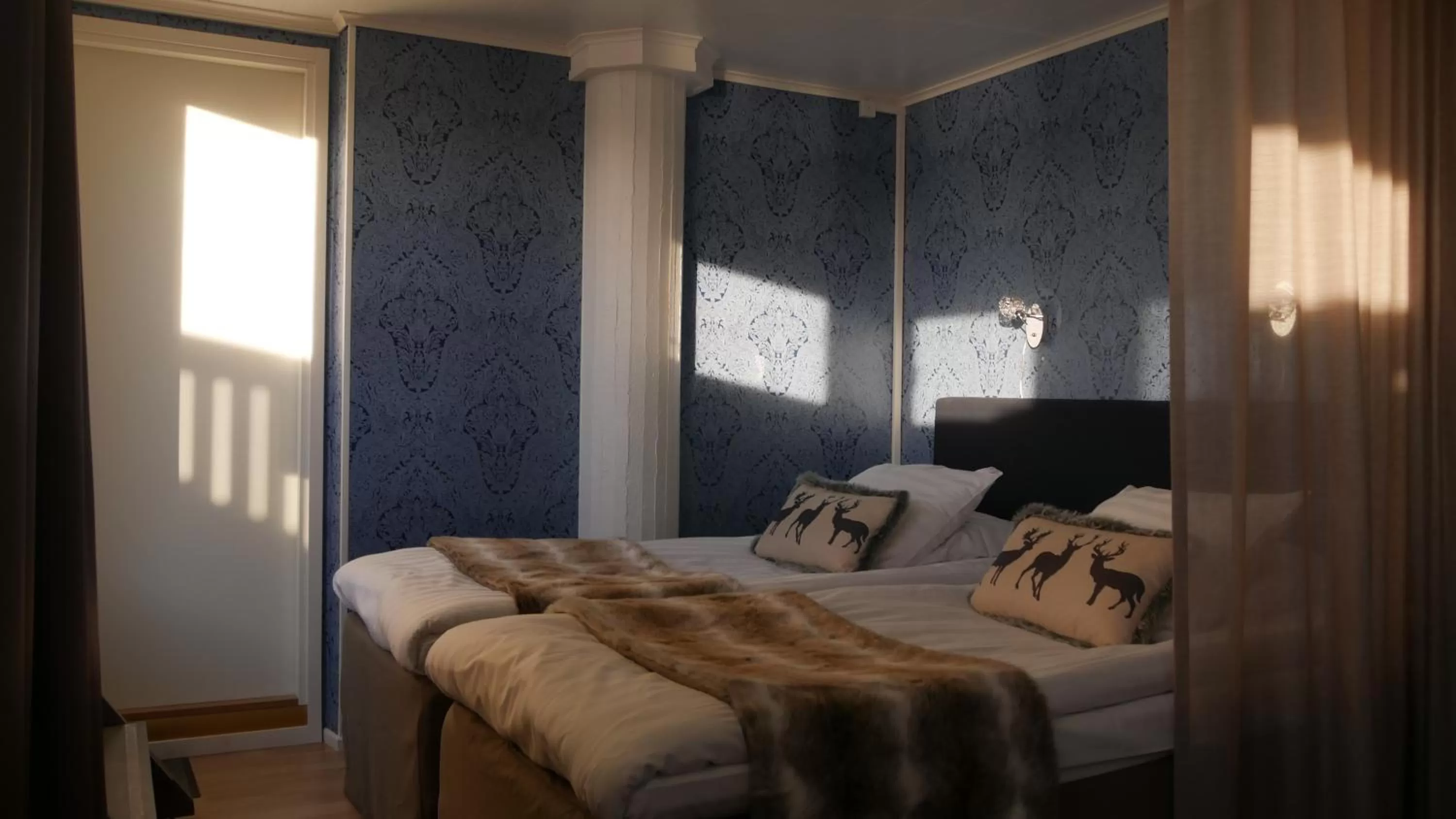 Bedroom, Bed in Hotel Golden Circle Suites