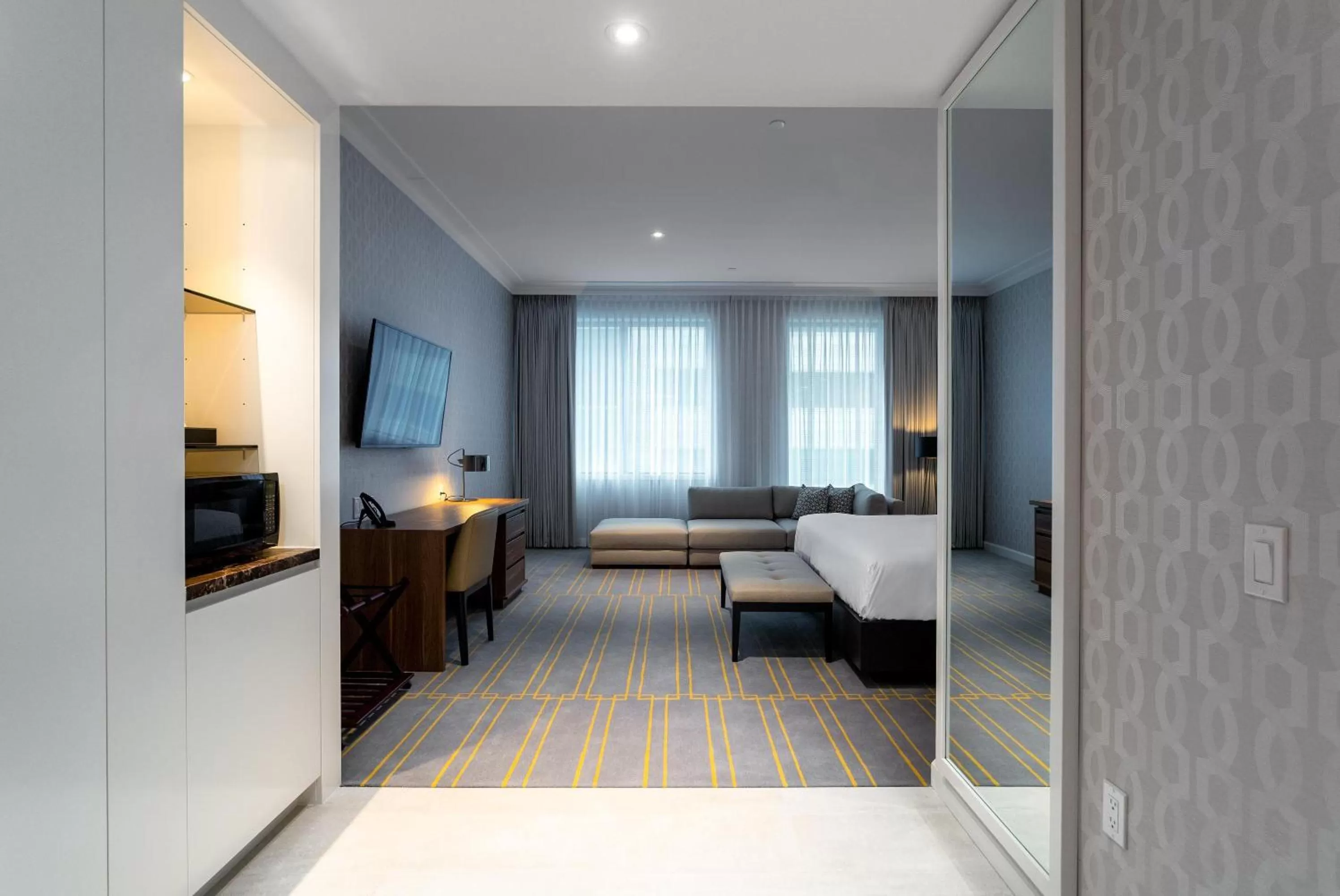 Bathroom, Bed in Sutton Place Hotel Toronto