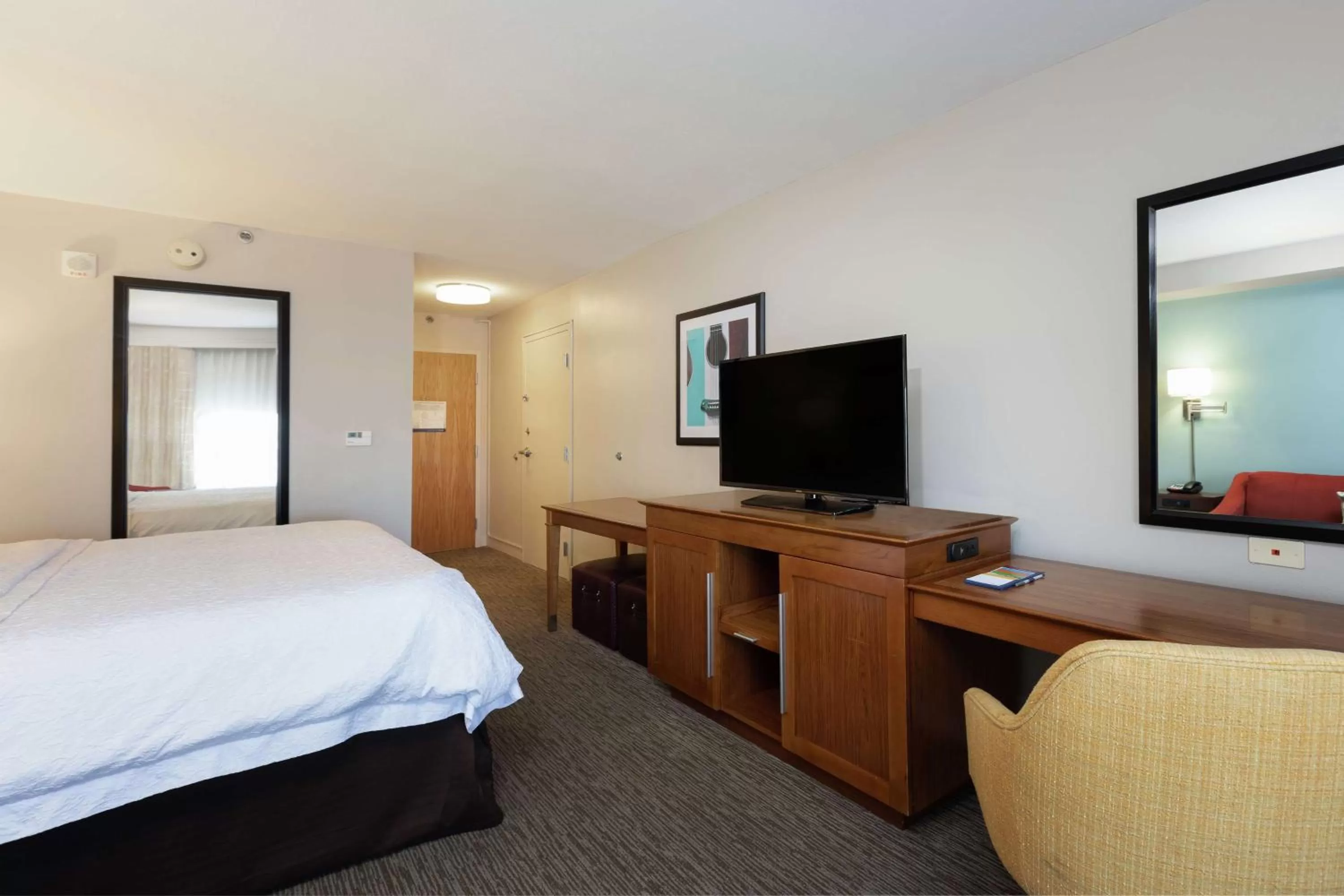 Bedroom, Bed in Hampton Inn & Suites-Austin Airport