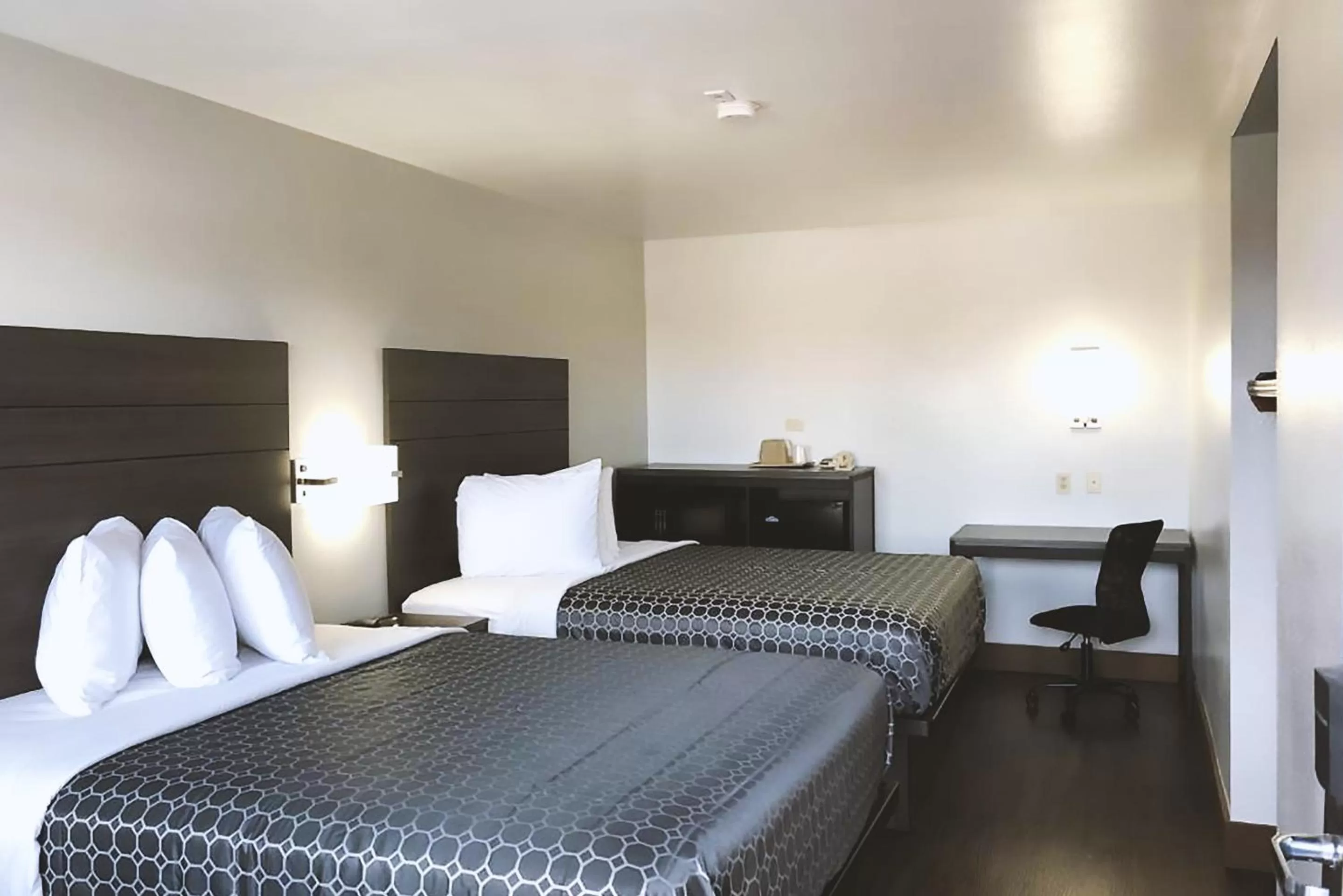 Bedroom, Bed in Blue Way Inn By Jasper Near Frost Bank Center