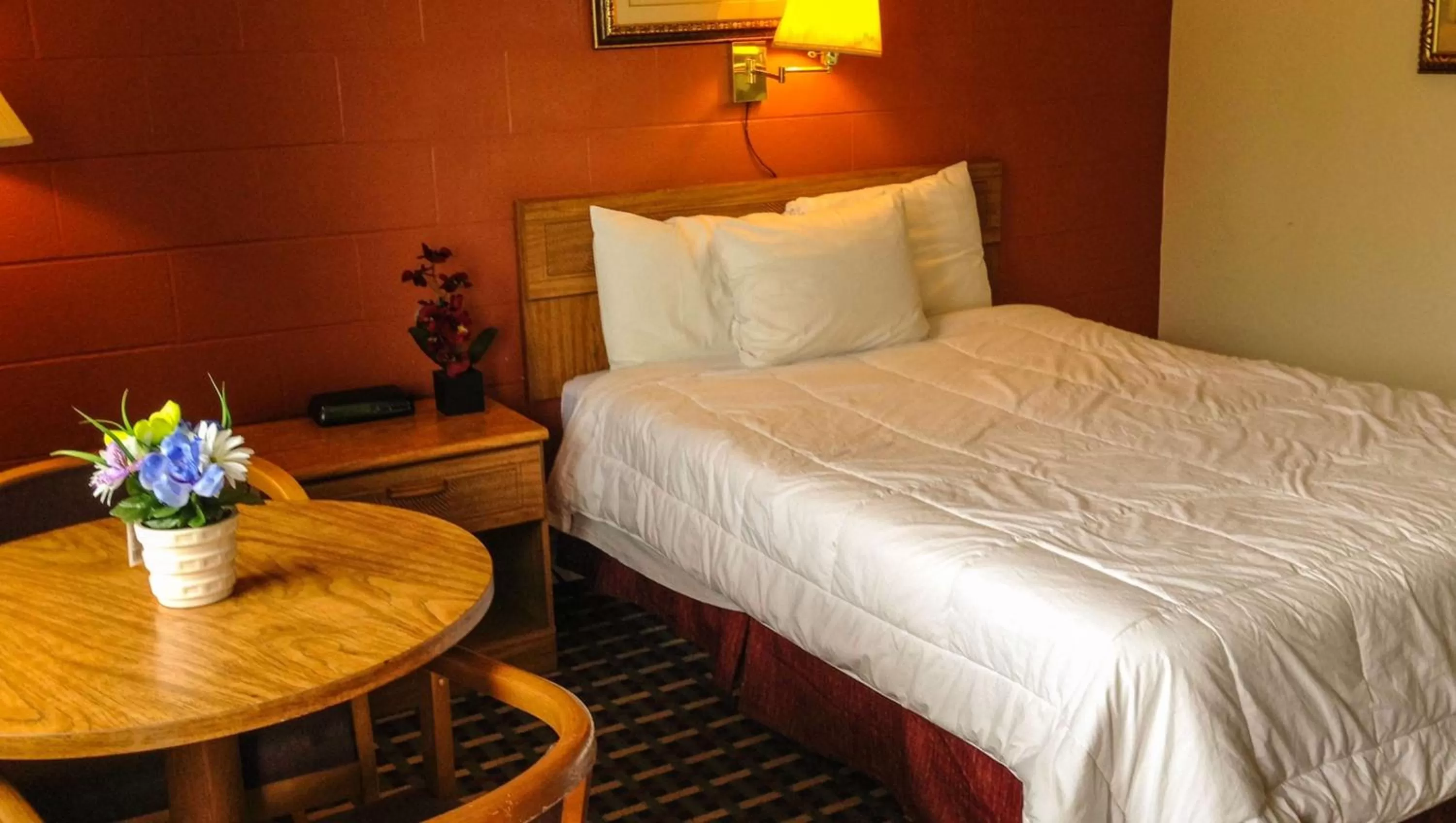 Photo of the whole room, Bed in Rodeway Inn