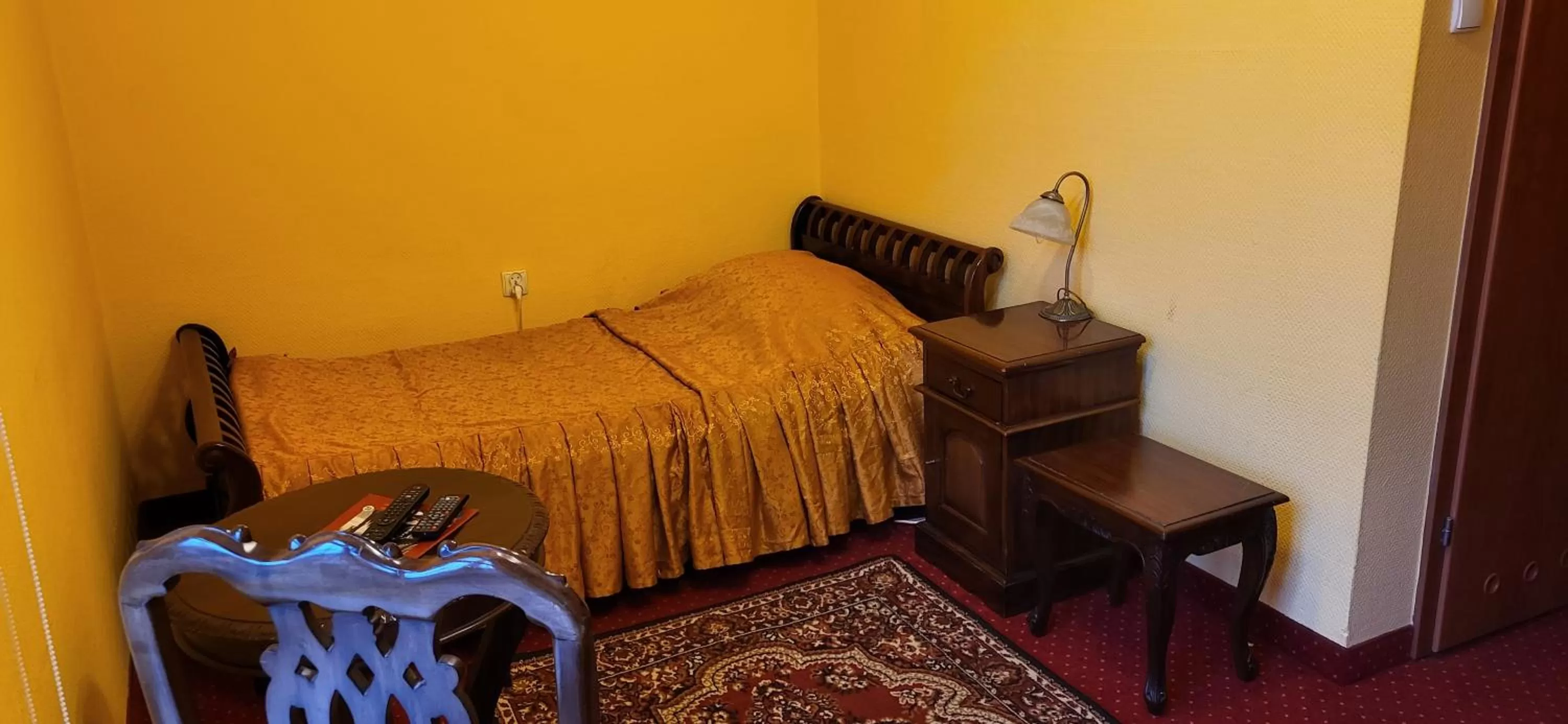 Photo of the whole room, Bed in Dom Schumannów