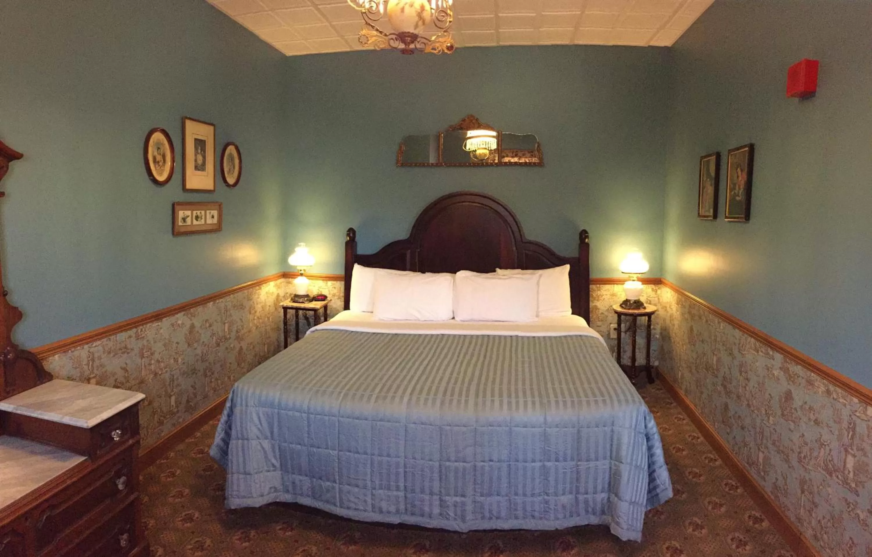 Photo of the whole room in Hotel Millersburg