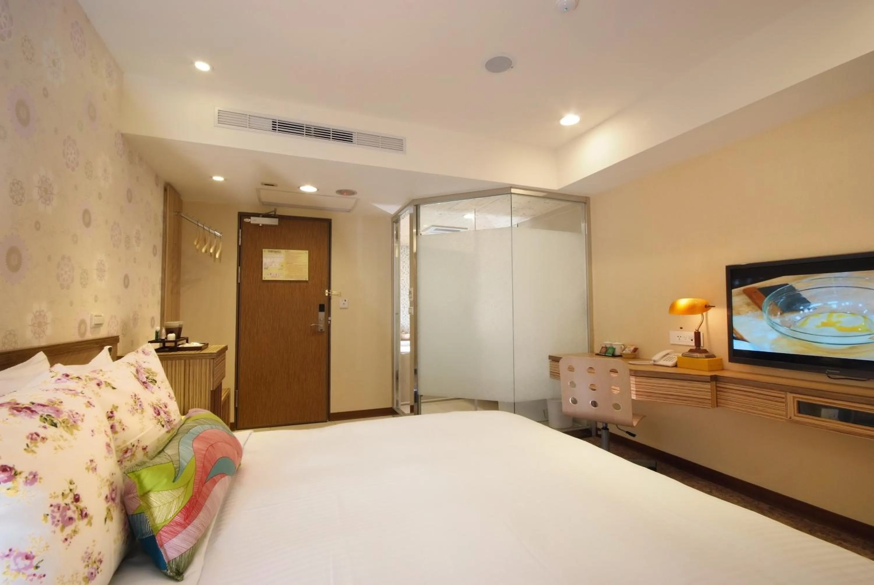 Photo of the whole room, Bed in NAGAHIRO Hotel