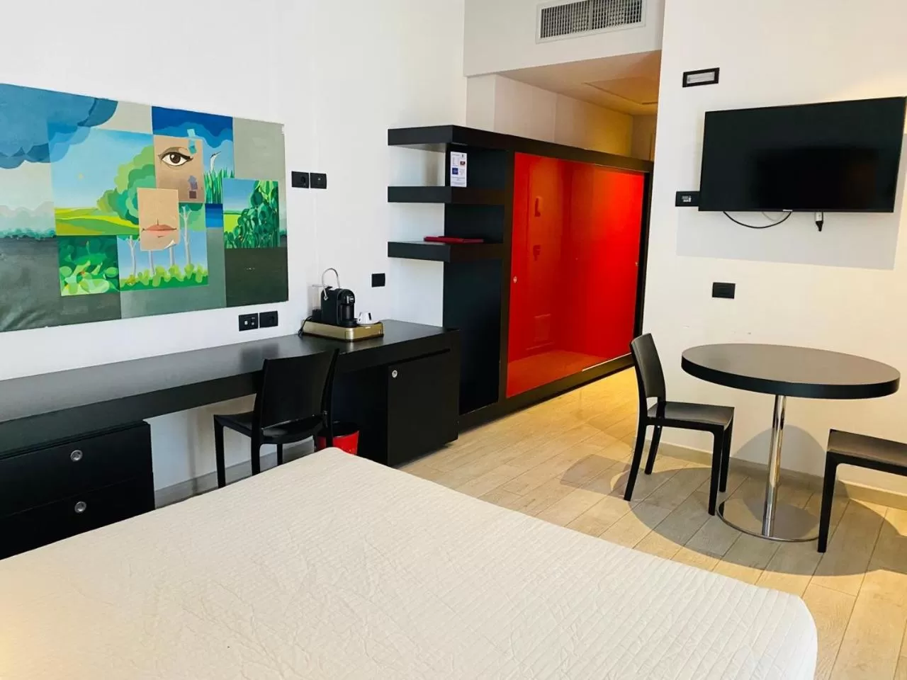 Bedroom, Bed in Blue Shades Hotel