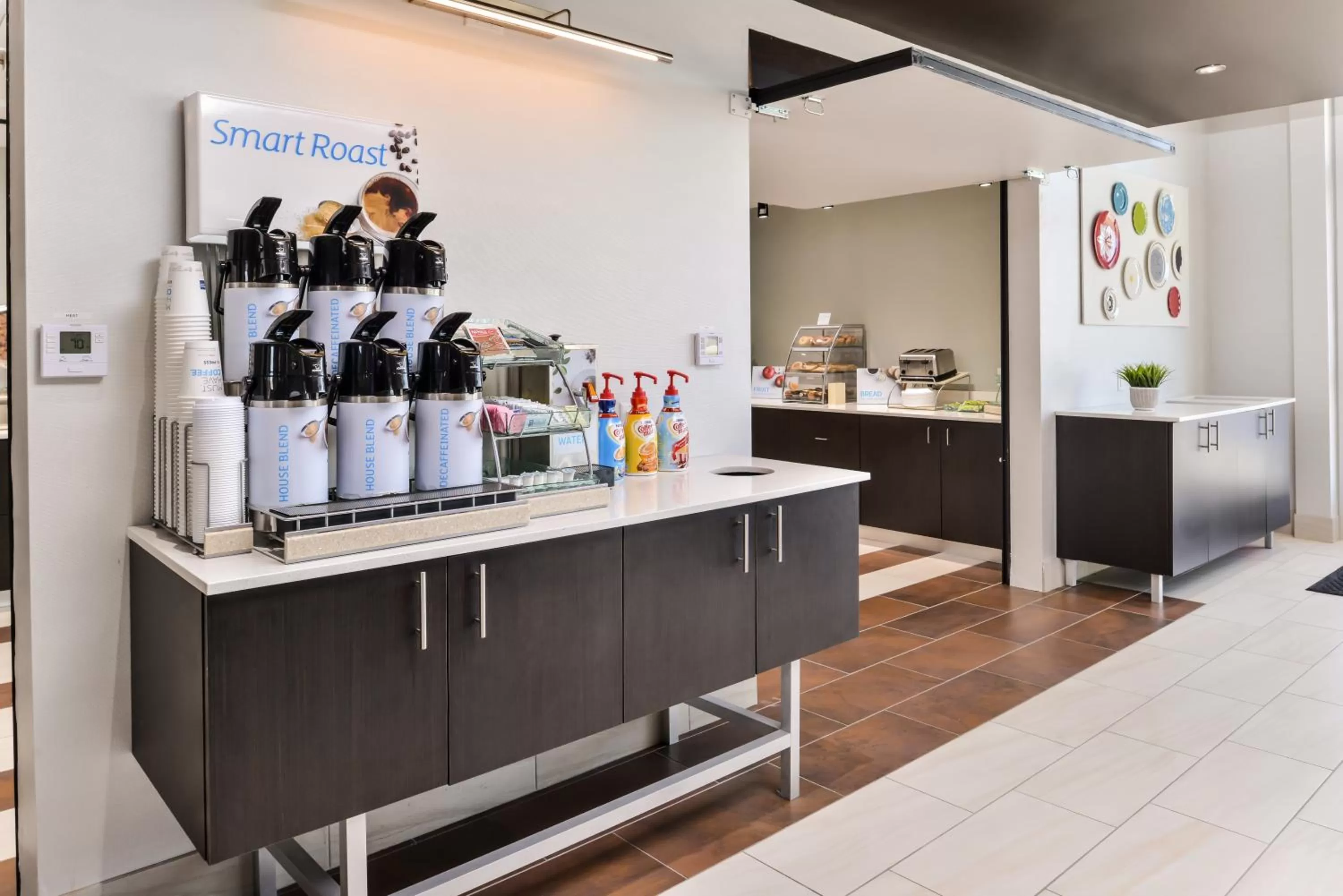 Coffee/tea facilities in Holiday Inn Express & Suites - Kansas City - Lee's Summit by IHG