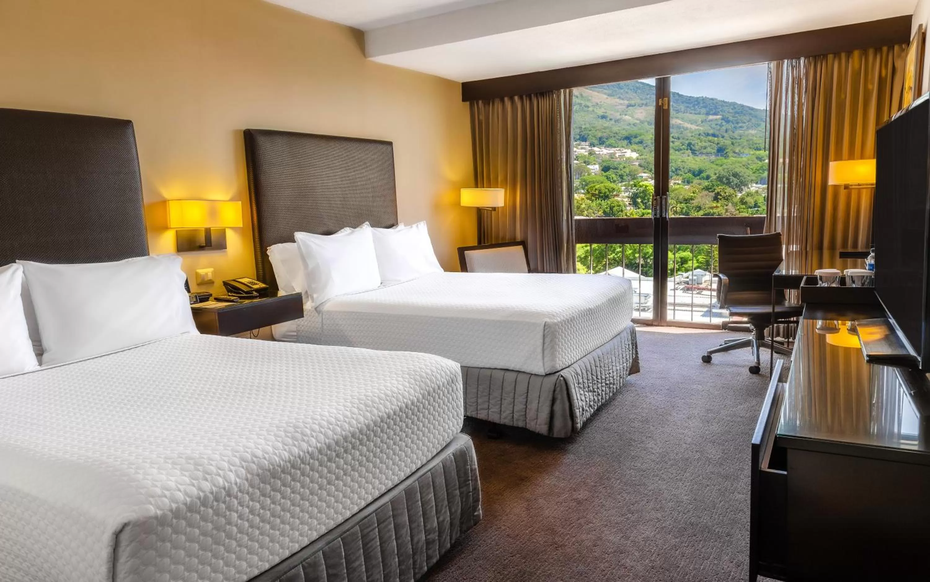 Photo of the whole room, Bed in Hilton San Salvador