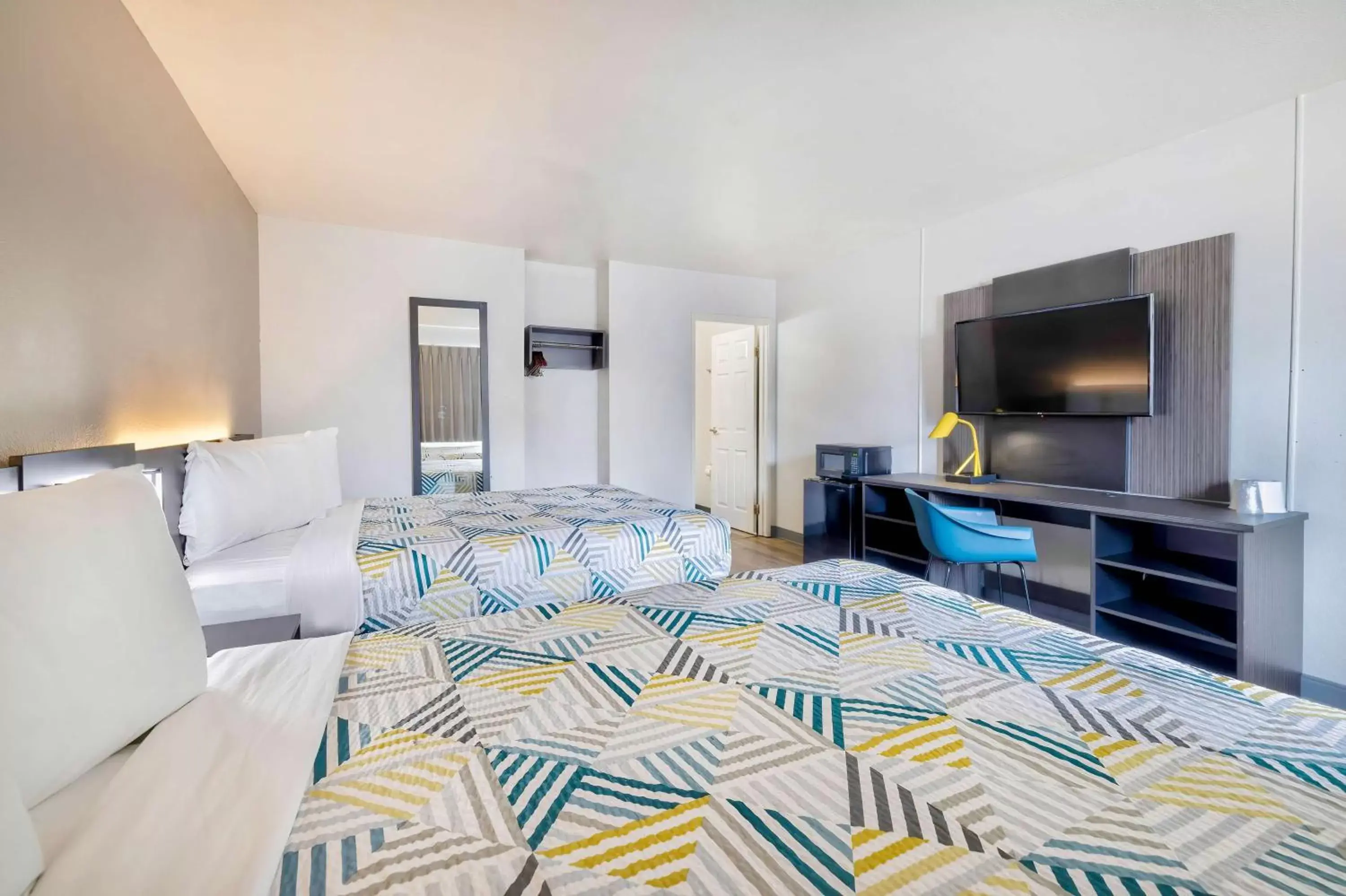 Deluxe Quadruple Room in Motel 6-Villa Park, IL - Chicago West Deluxe Quadruple Room in Motel 6-Villa Park, IL - Chicago West