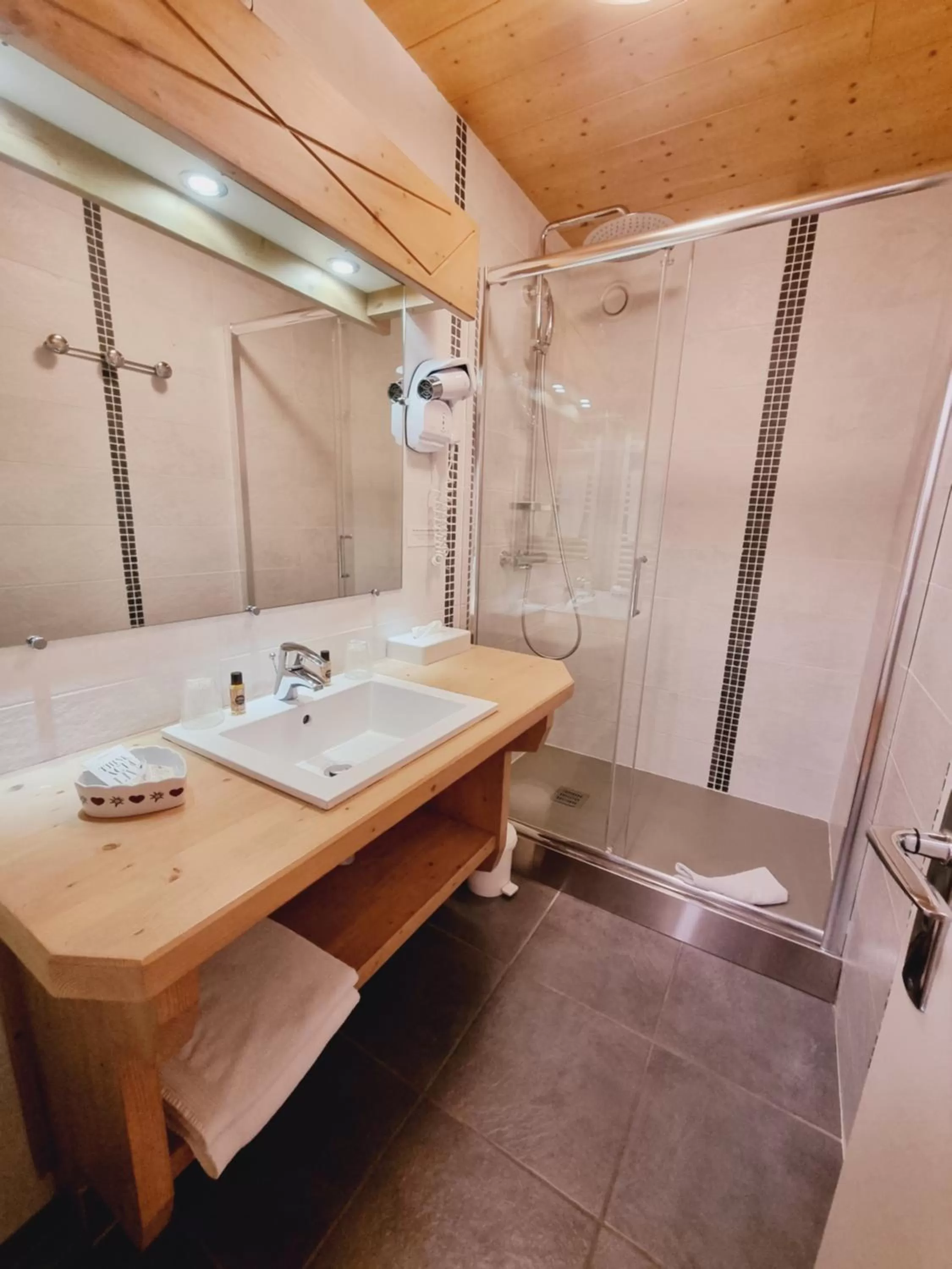 Bathroom in Hôtel Le Sporting