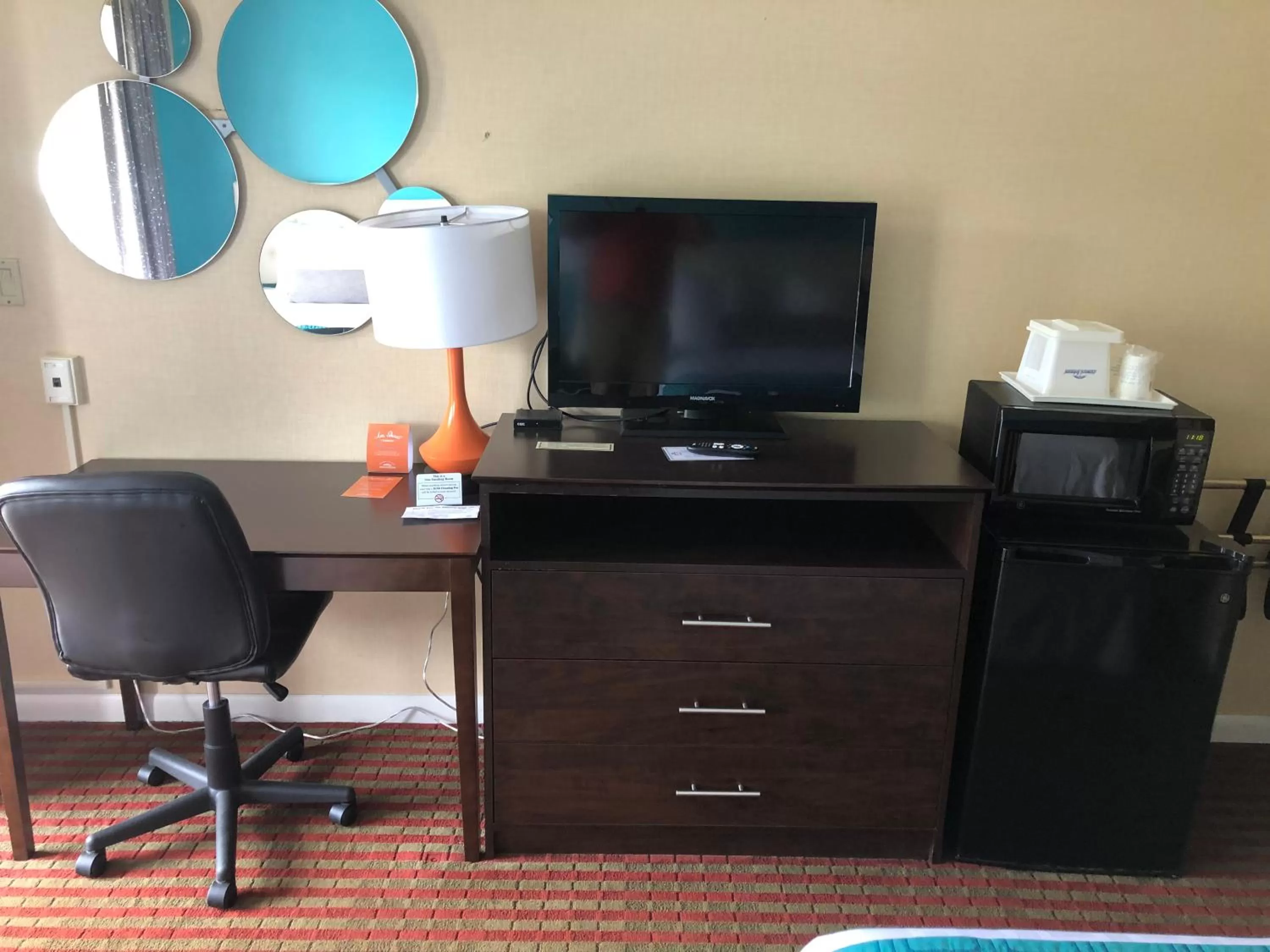 TV and multimedia in Howard Johnson by Wyndham Rocky Hill