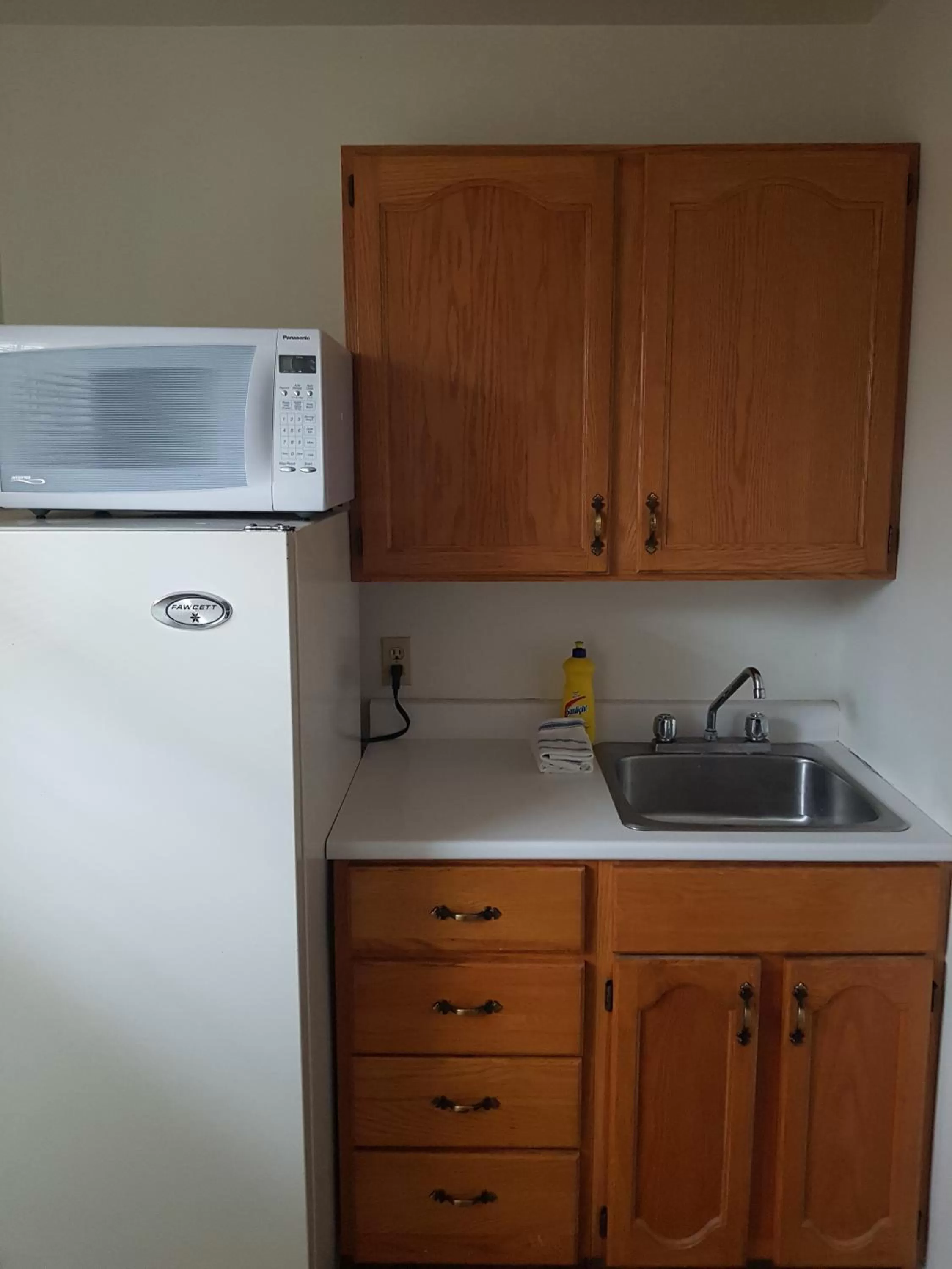 Kitchen/Kitchenette in Covered Bridge Inn & Suites