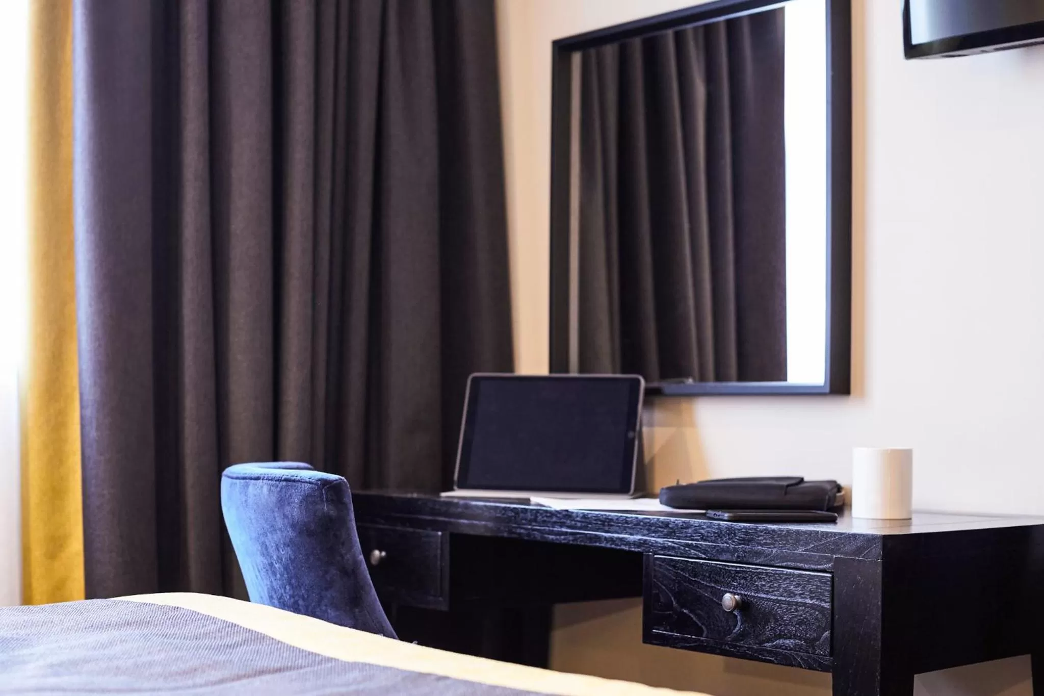 Bed in Mercure Newbury West Grange Hotel