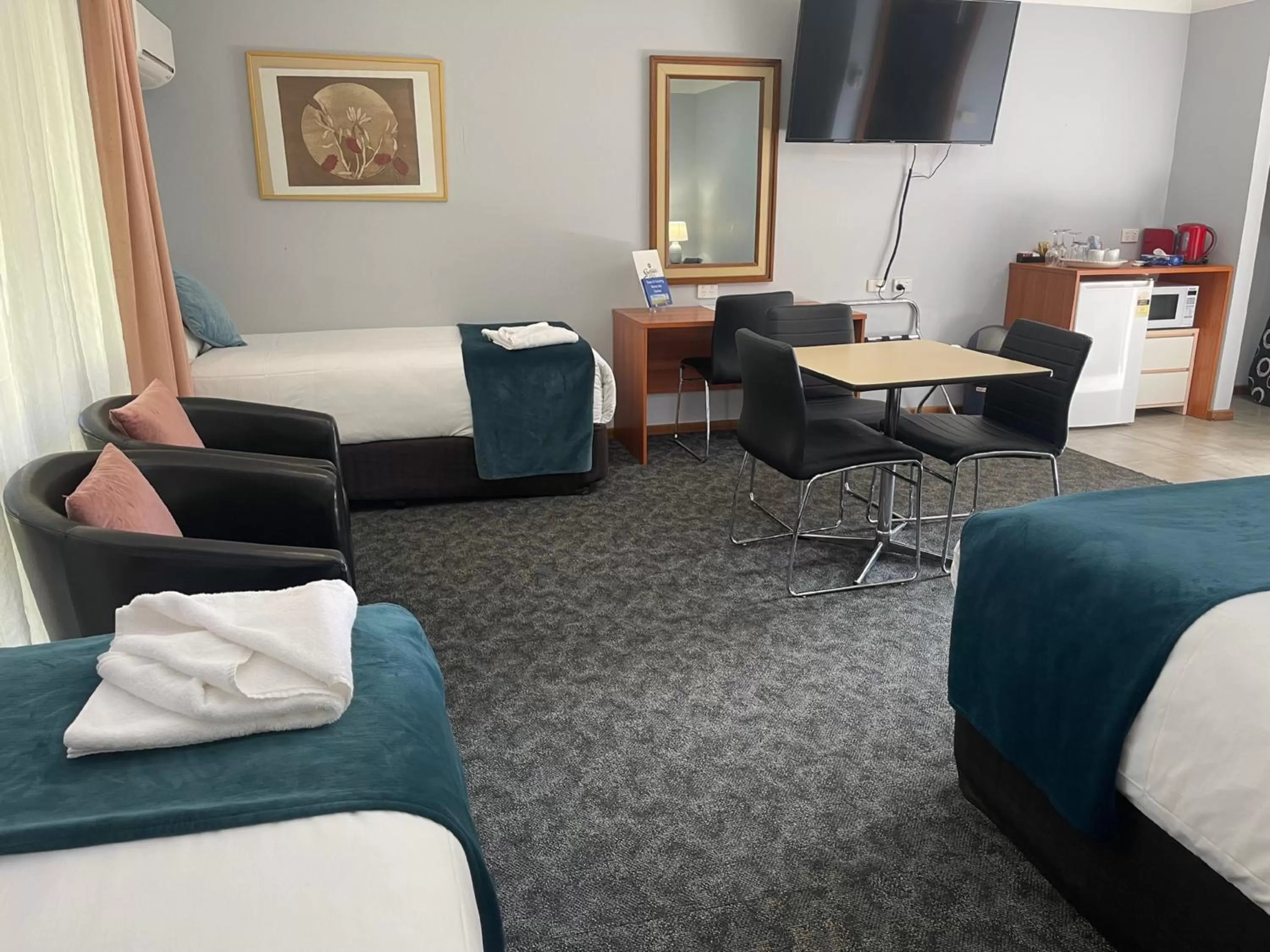 Bed in Town & Country Motor Inn