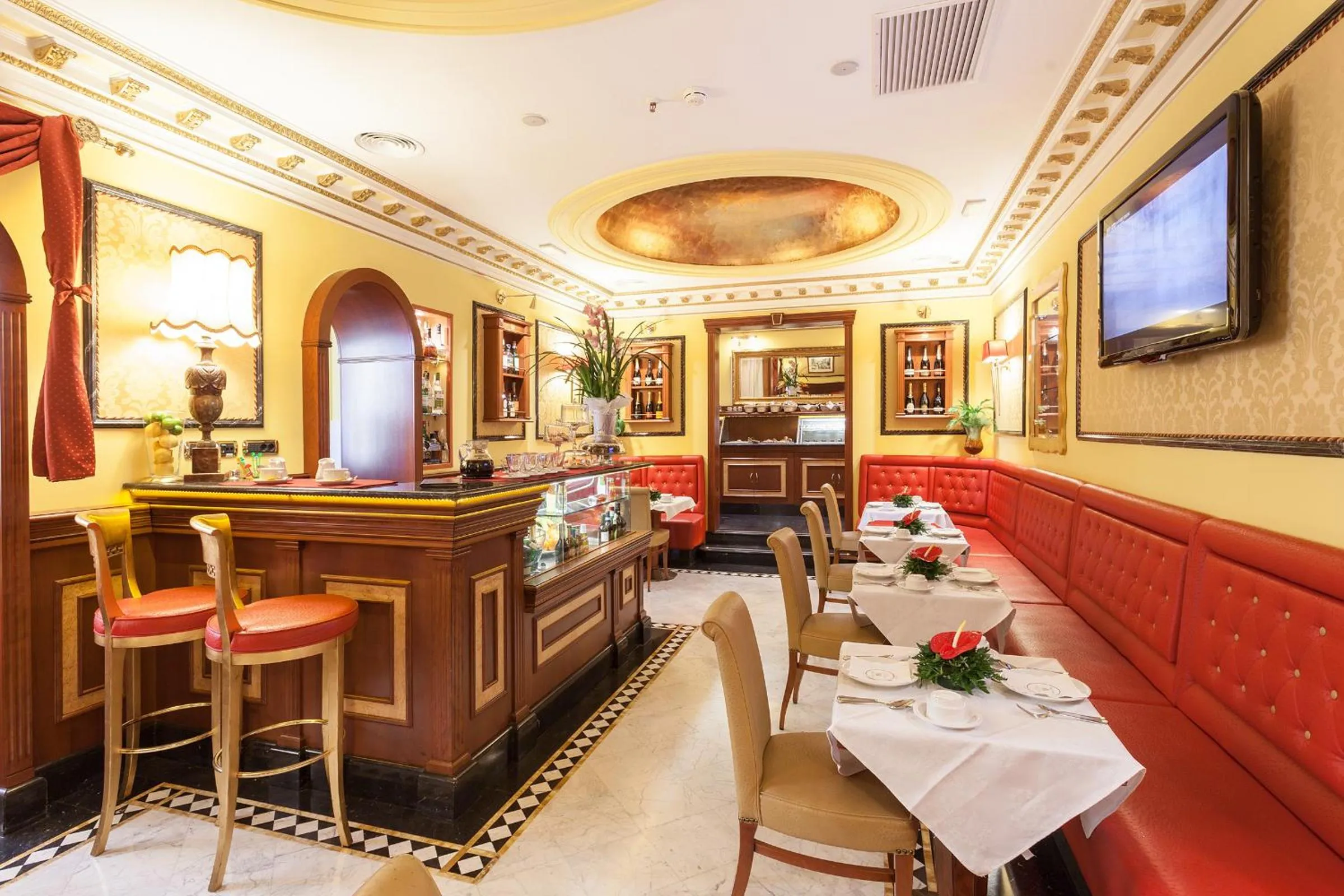 Lounge or bar in Hotel Manfredi Suite In Rome