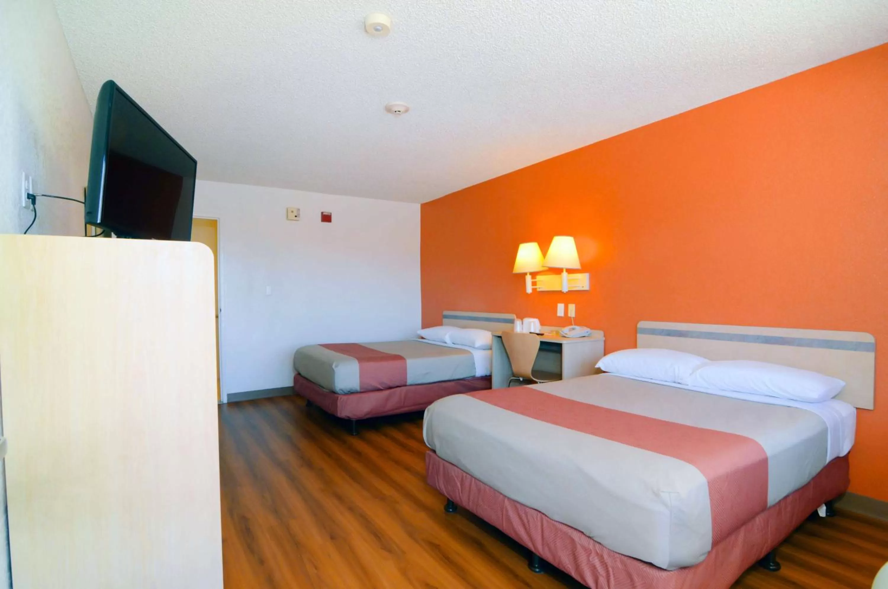 TV and multimedia, Bed in Motel 6-North Palm Springs, CA - North