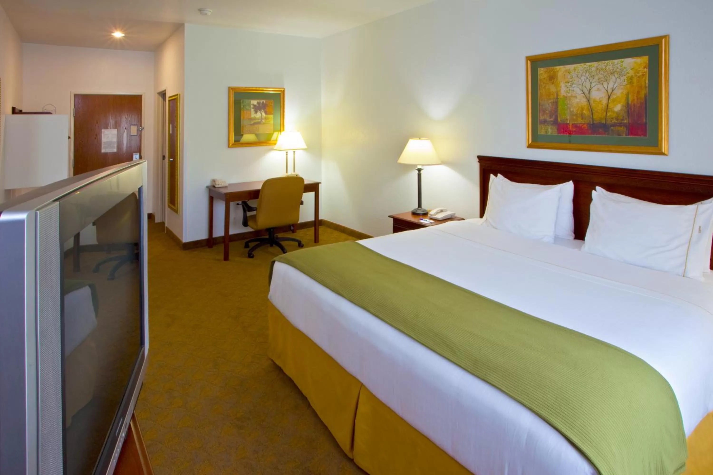 Bed in Holiday Inn Express Hotel & Suites Elkins by IHG
