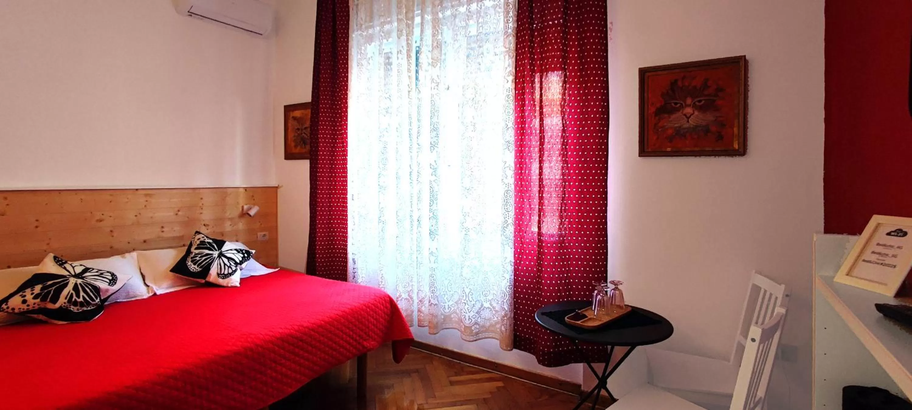 Photo of the whole room in Bed & Chic bed & breakfast