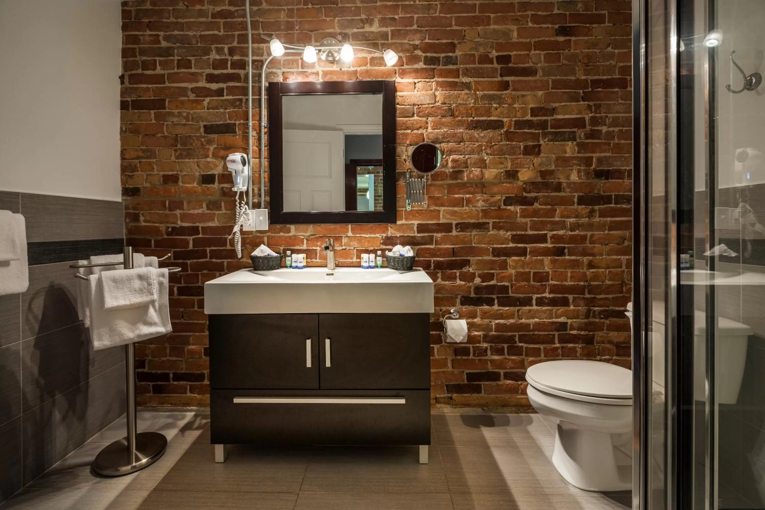 Bathroom in Hotel Quartier des Spectacles
