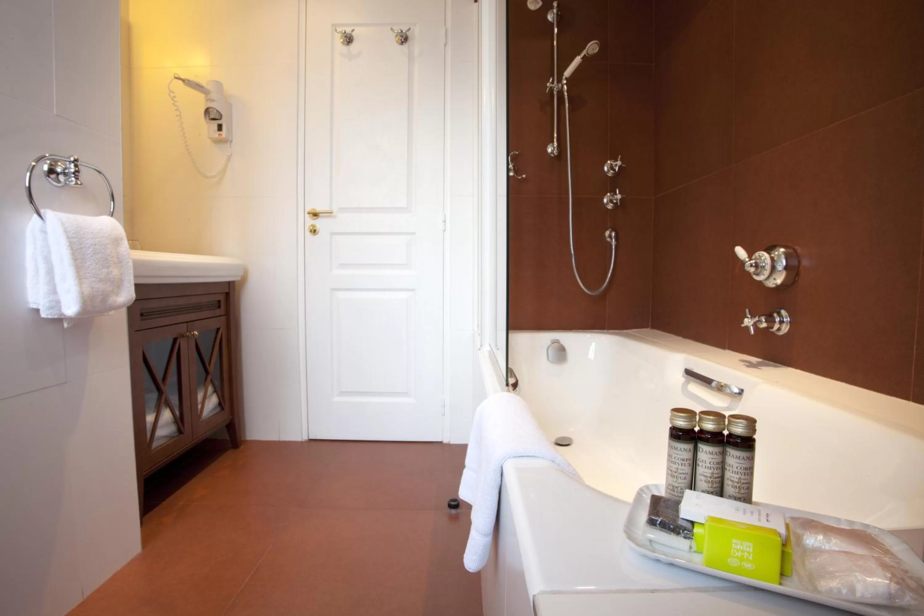 Bathroom in Hôtel Serotel Lutèce