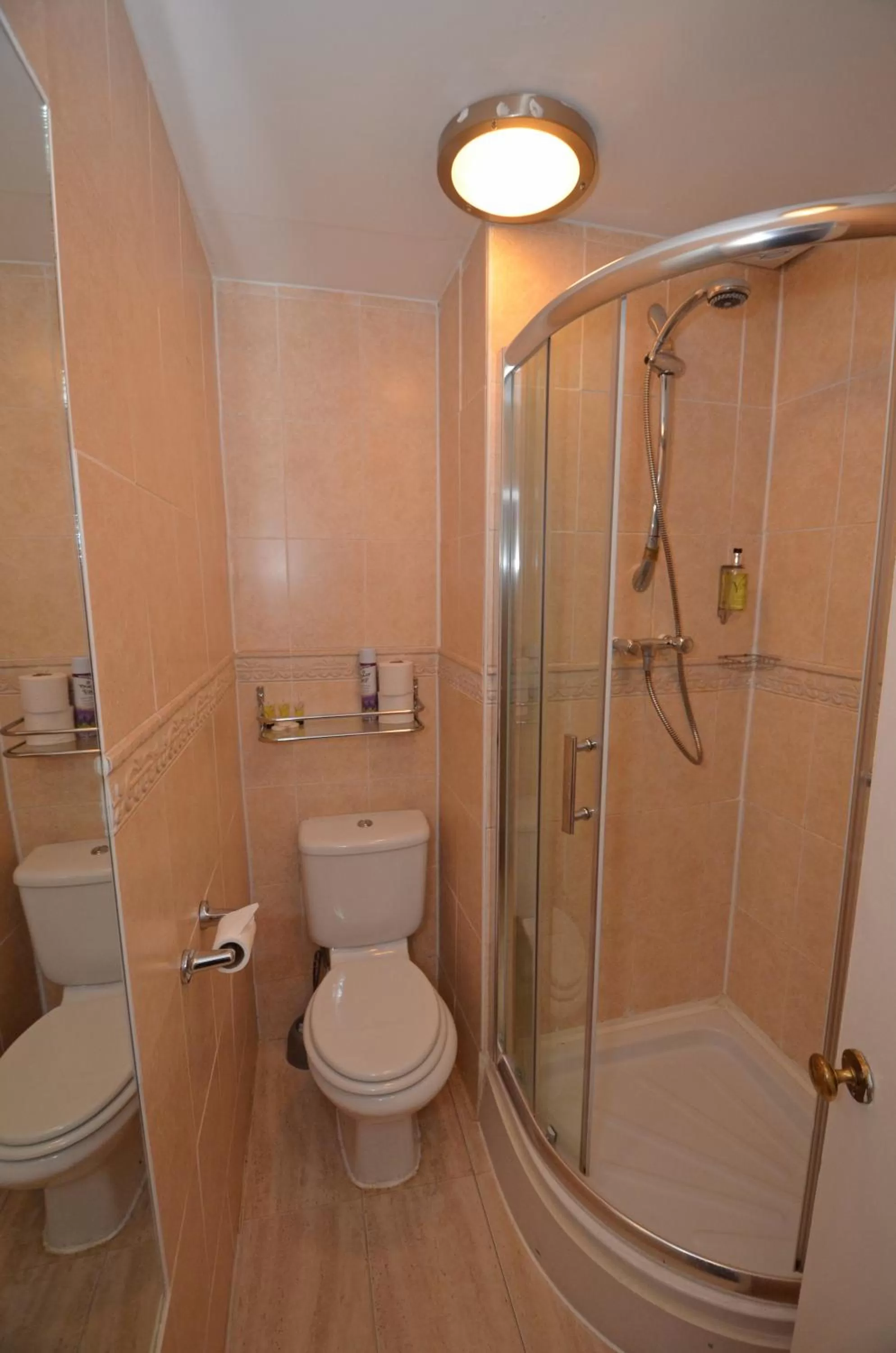 Shower in Parkwood Hotel