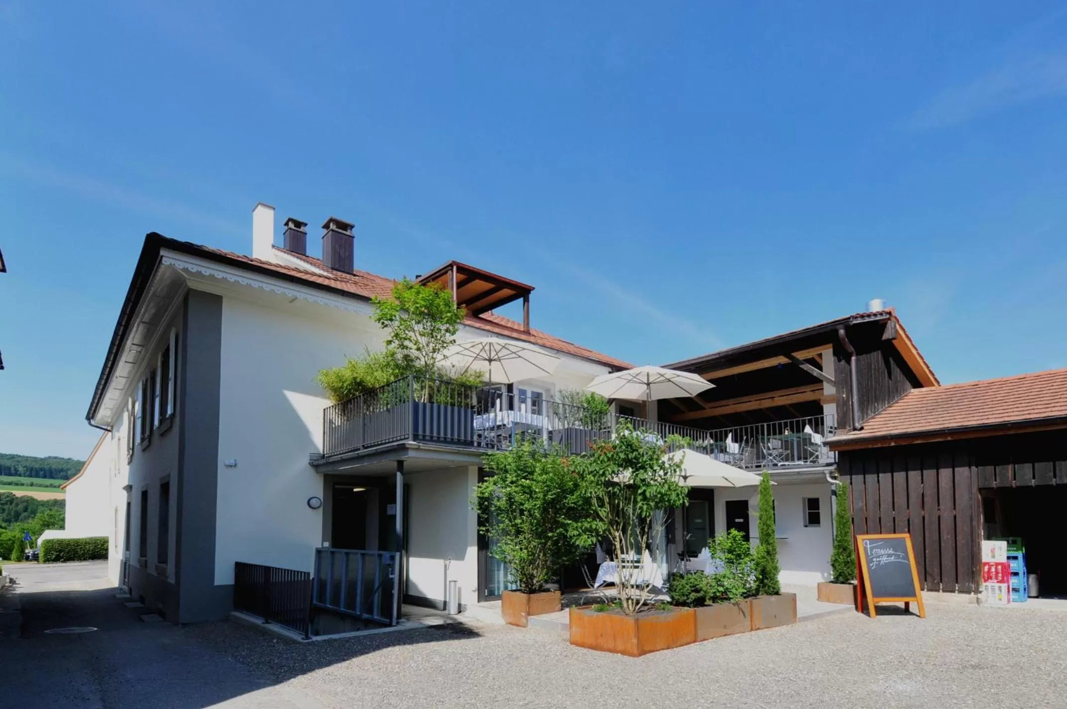 Facade/entrance in Röschenzerhof