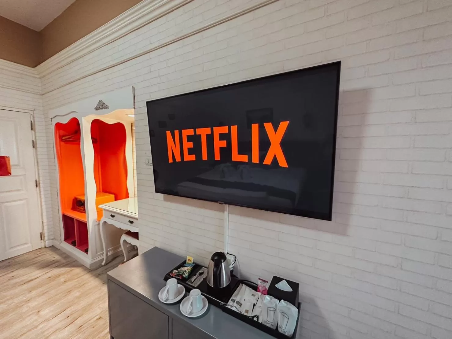 TV and multimedia in Hotel De Khuvieng