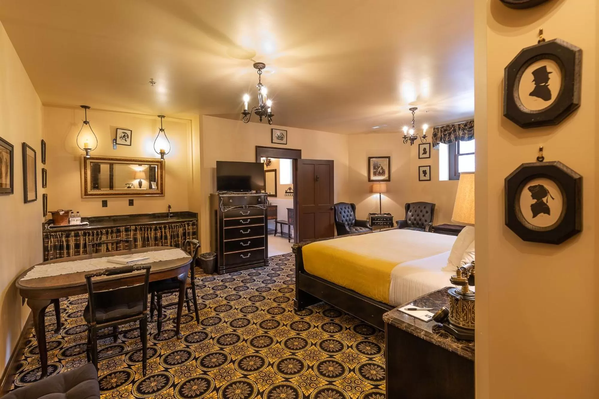 Photo of the whole room, Bed in Steele Mansion Inn & Gathering Hub