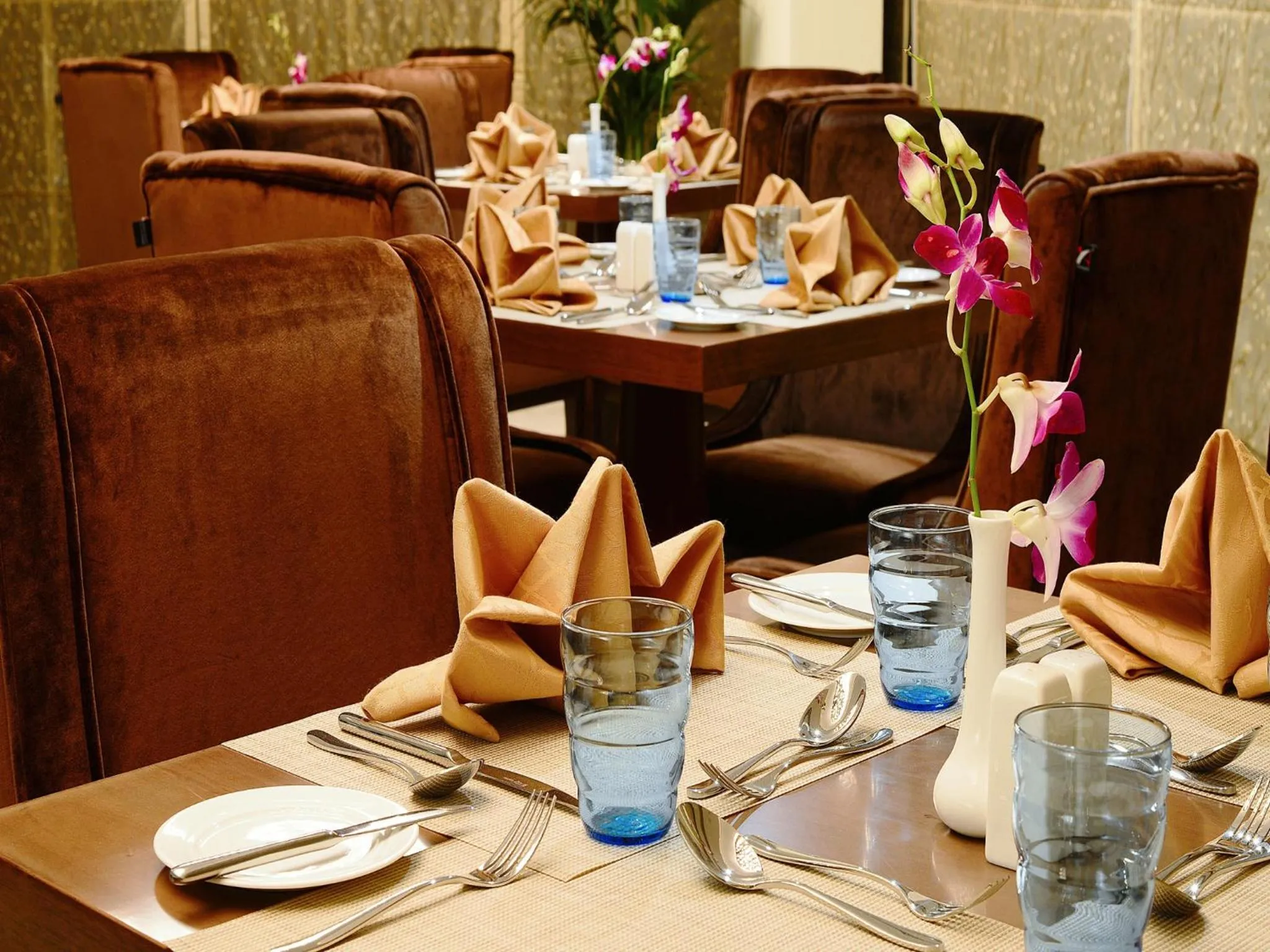 Restaurant/places to eat in Landmark Premier Hotel