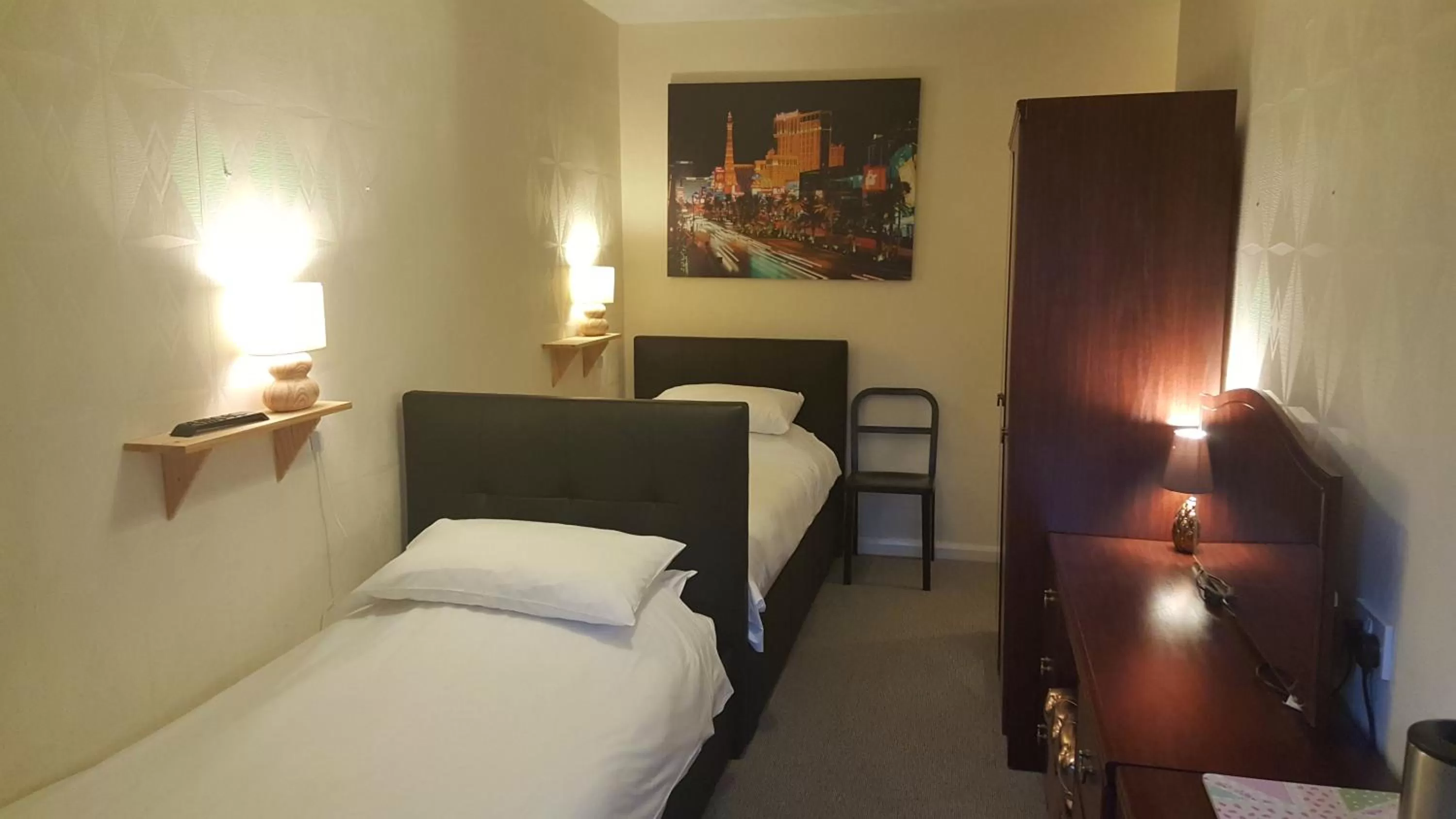 Standard Twin Room in Maindee Guest House