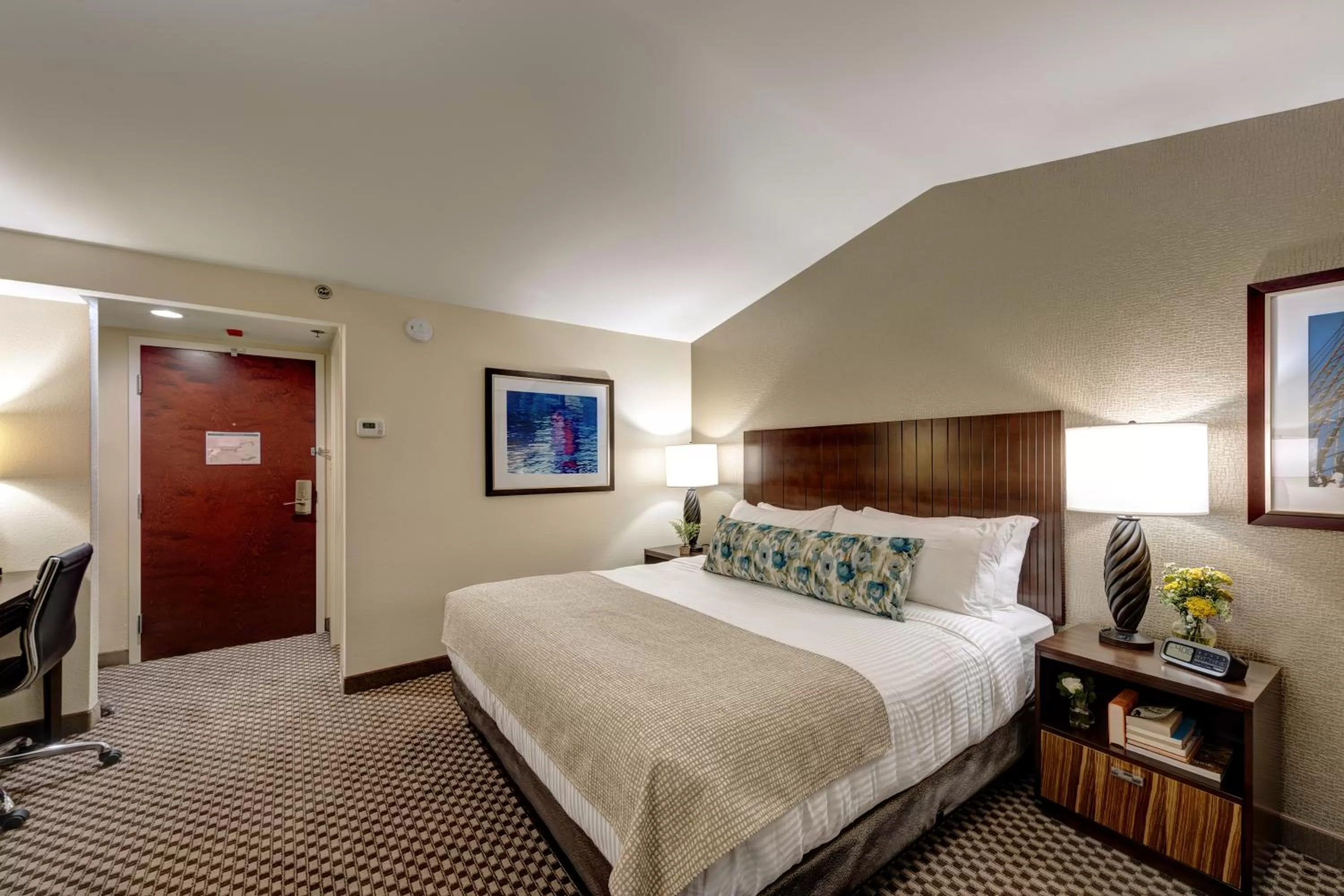 Bedroom, Bed in Garrison Hotel & Suites Dover-Portsmouth, an Ascend Collection Hotel