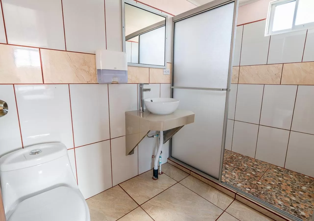 Shower, Bathroom in Hotel La Cascada