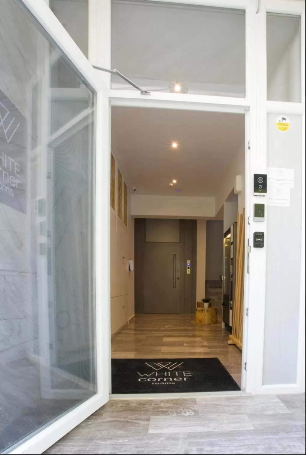 Facade/entrance in White Corner